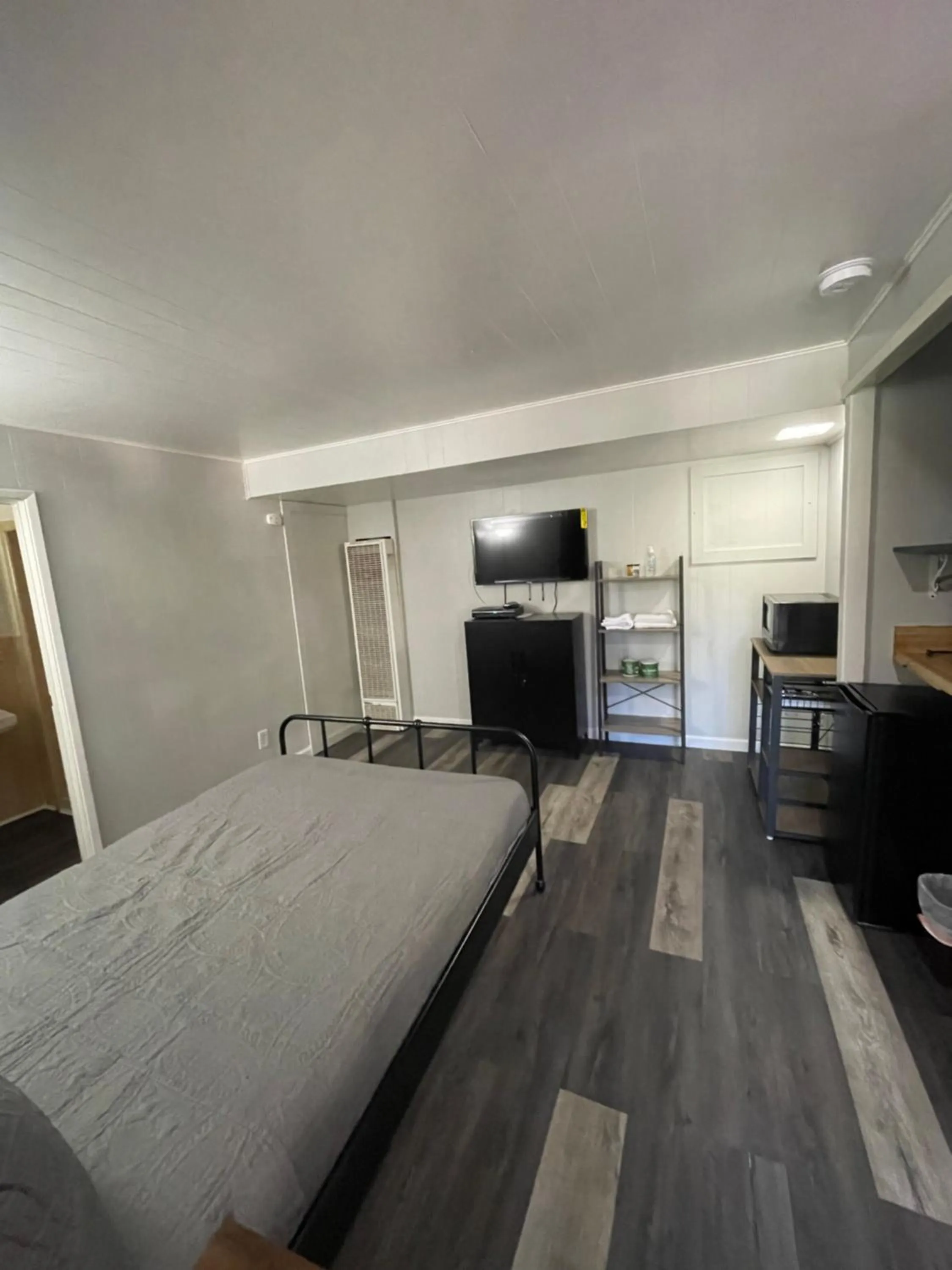 TV and multimedia, Bed in Sherwood Arms Motel