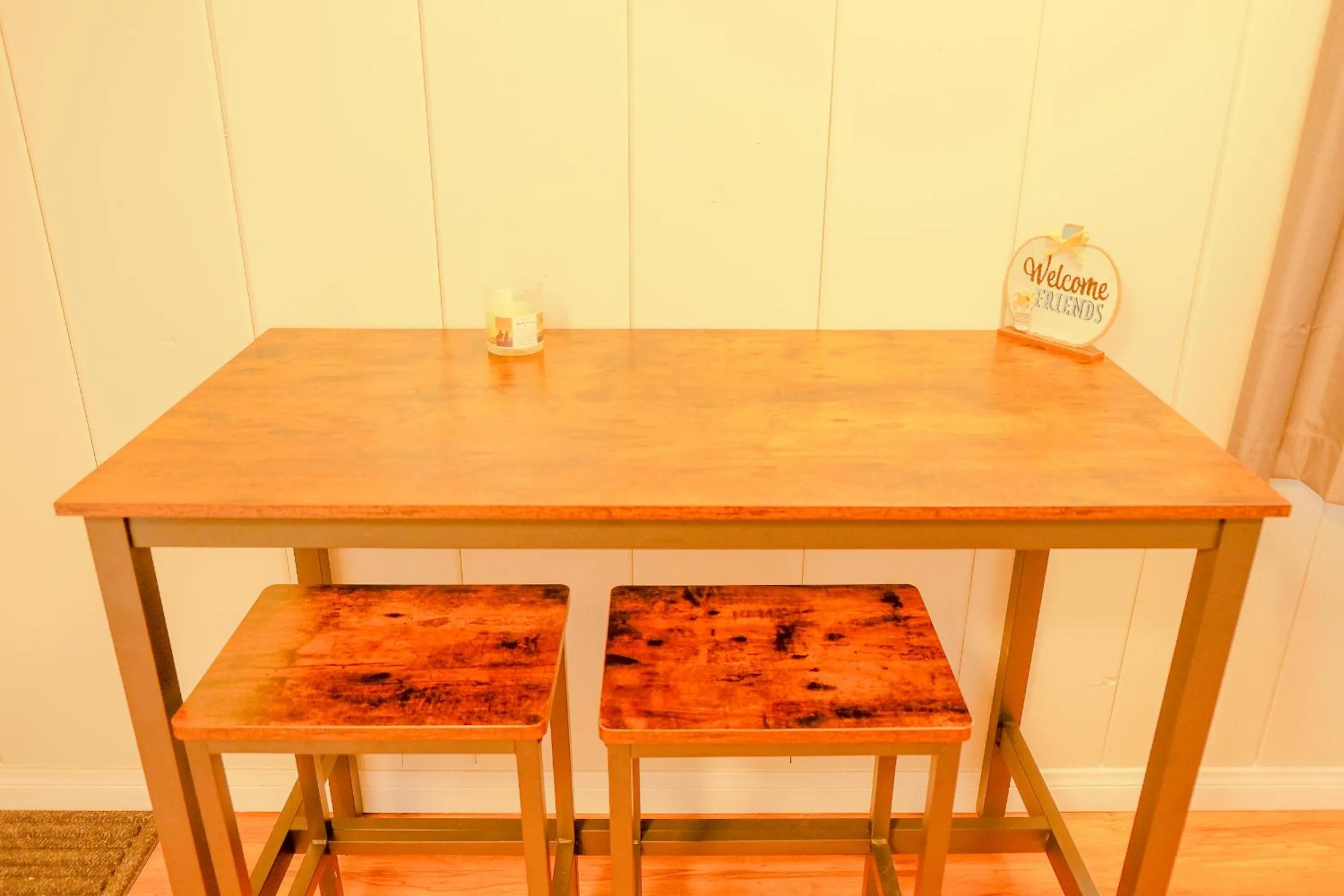 Dining area in Sherwood Arms Motel