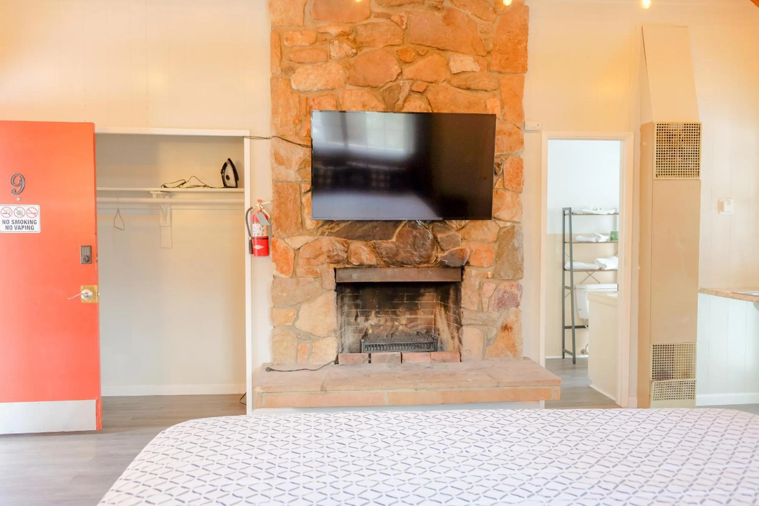 TV and multimedia, Bed in Sherwood Arms Motel