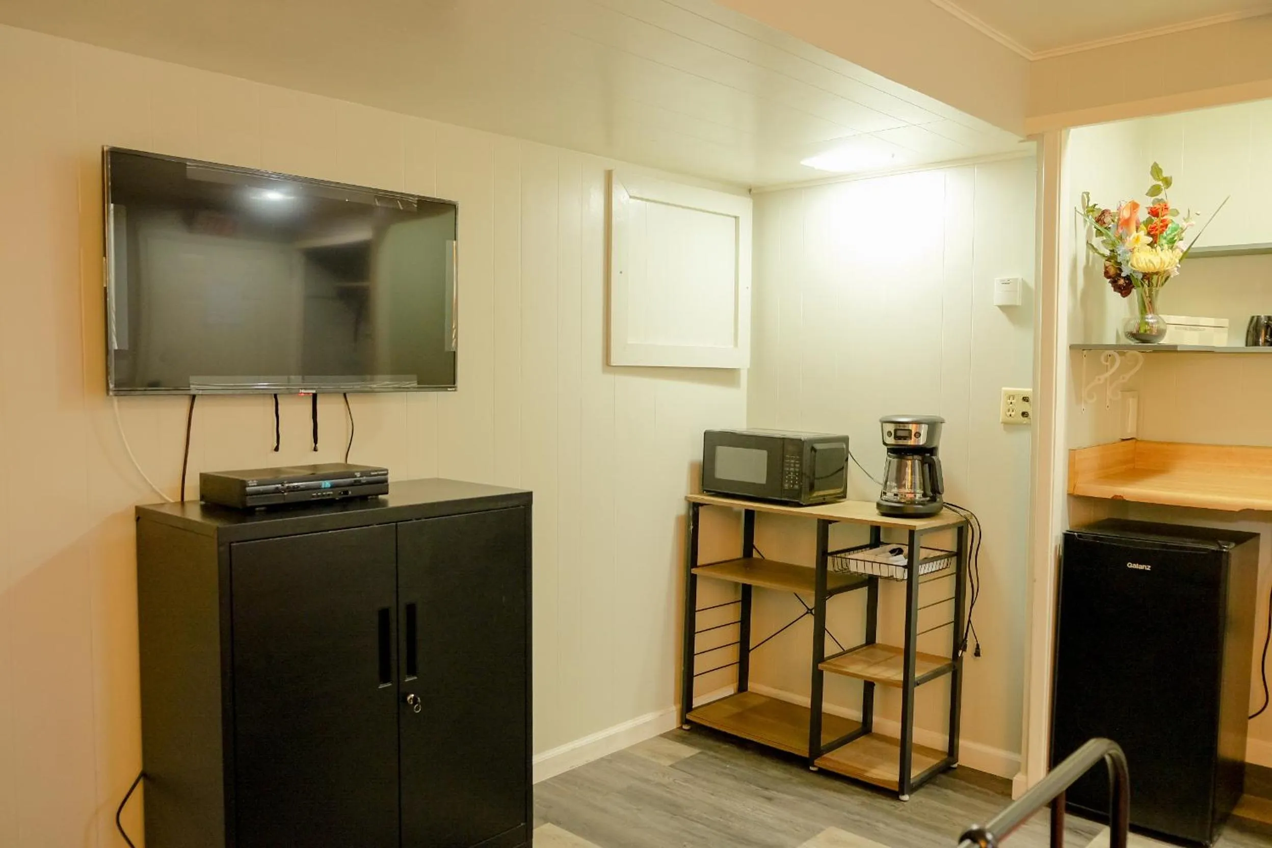 TV and multimedia in Sherwood Arms Motel