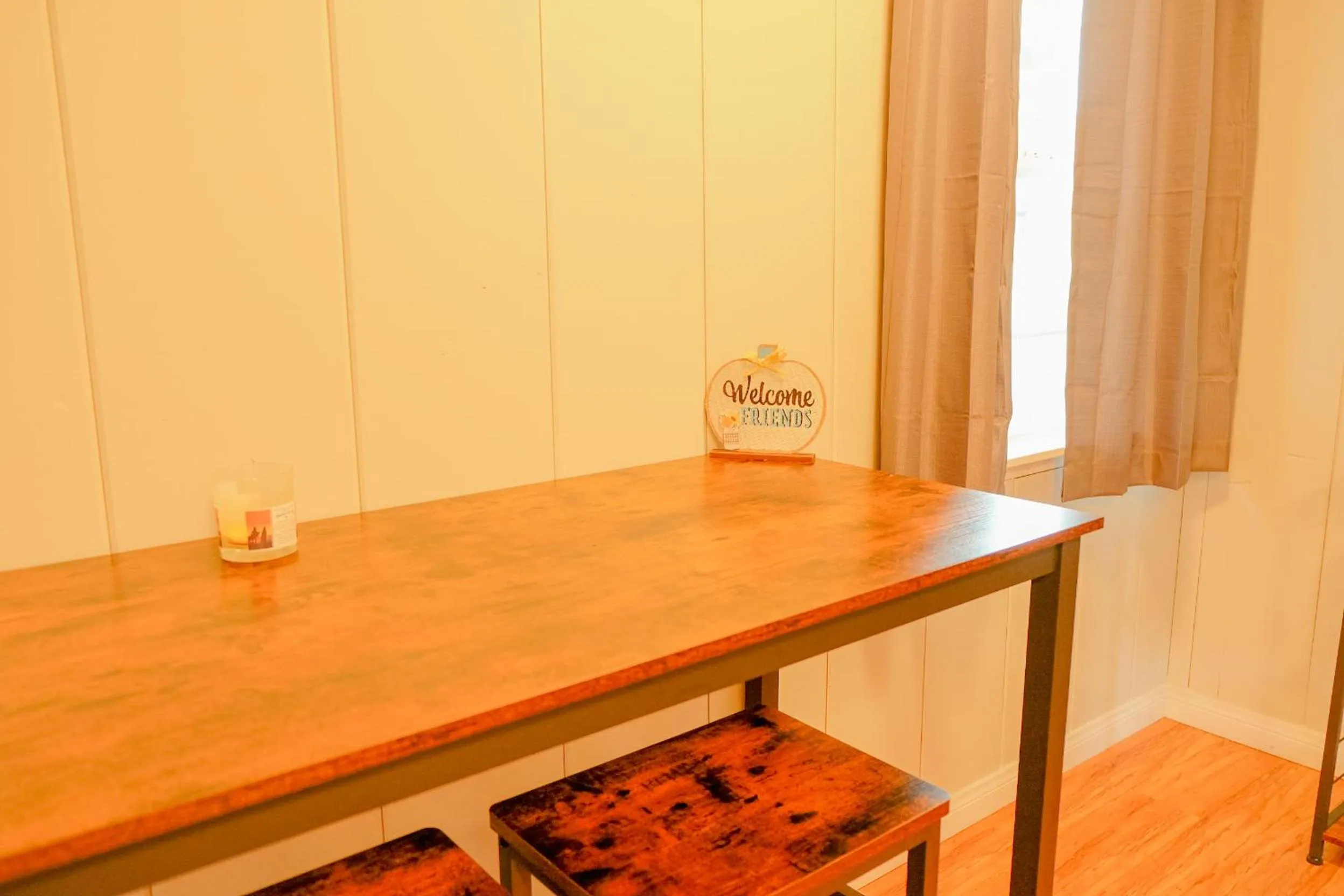 Dining area in Sherwood Arms Motel