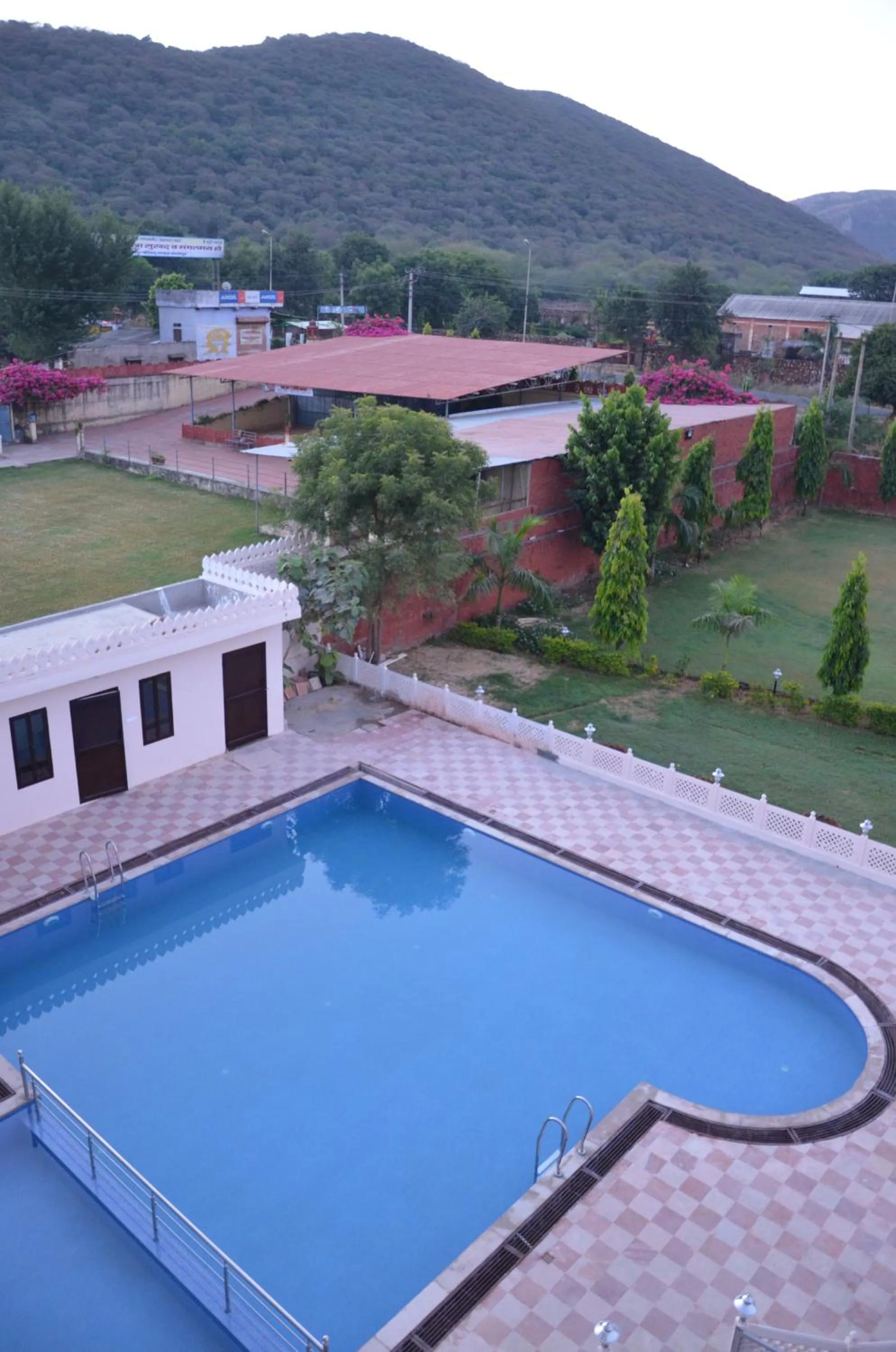 Swimming pool in Ranthambhore National Resort