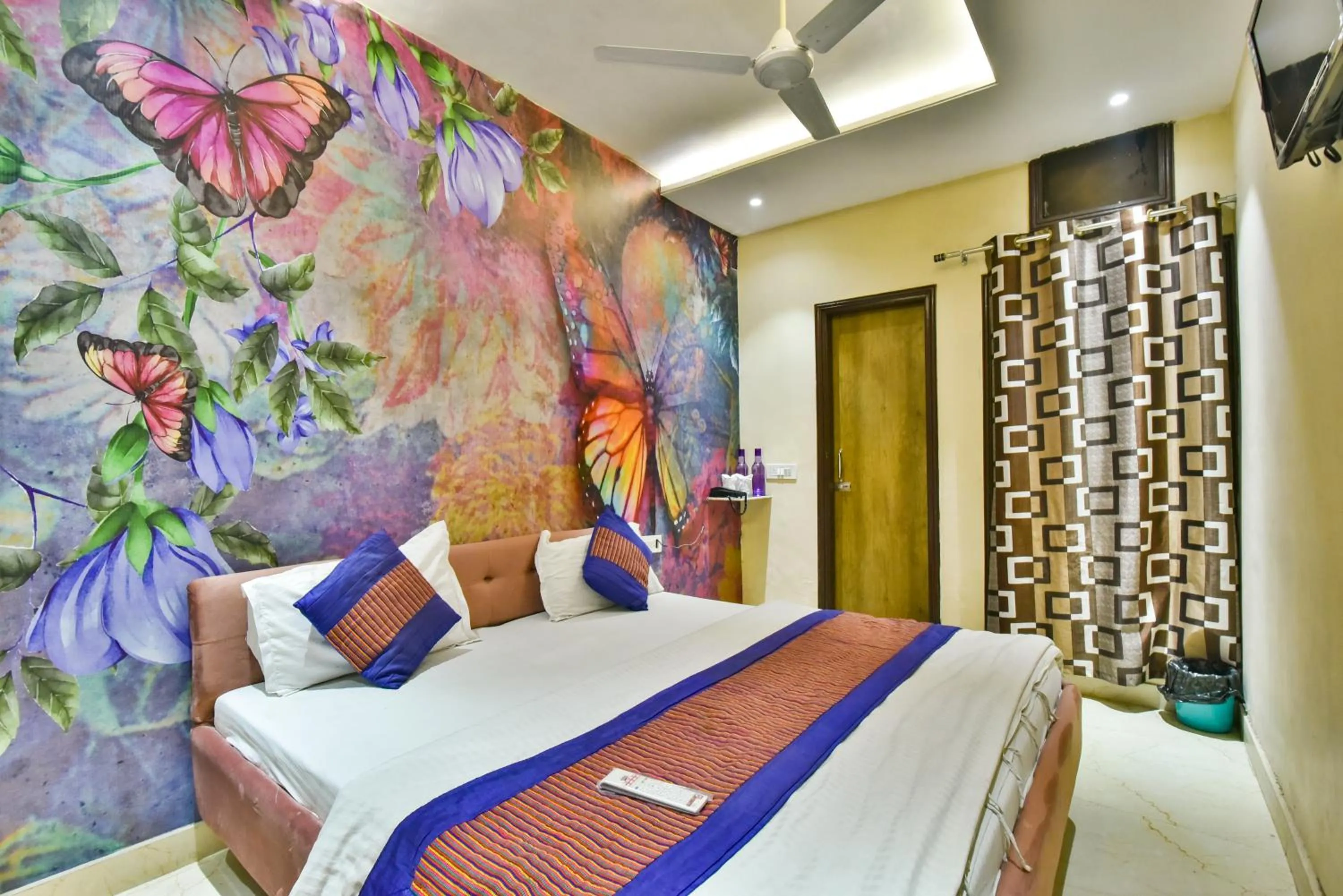 Living room, Bed in Hotel Singh International, Amritsar