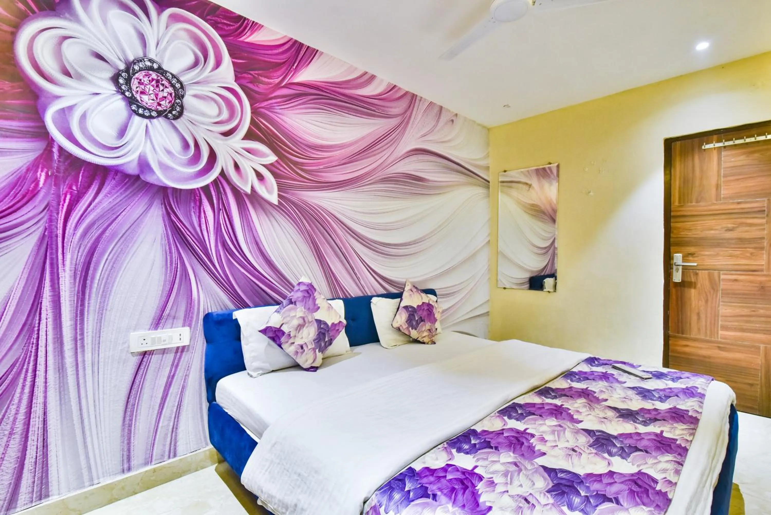 Living room, Bed in Hotel Singh International, Amritsar