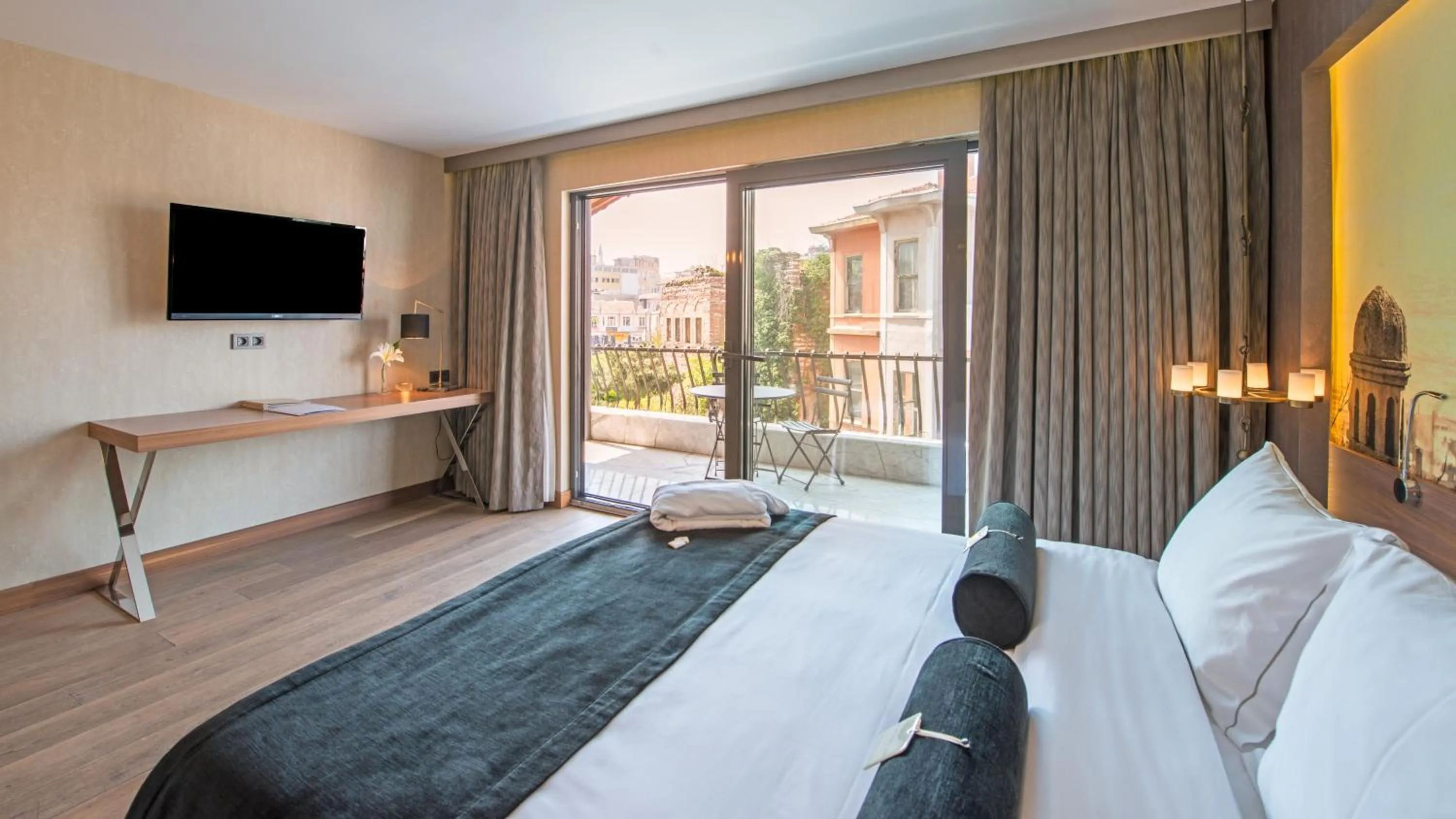 Patio, Bed in Hotel Saint Sophia