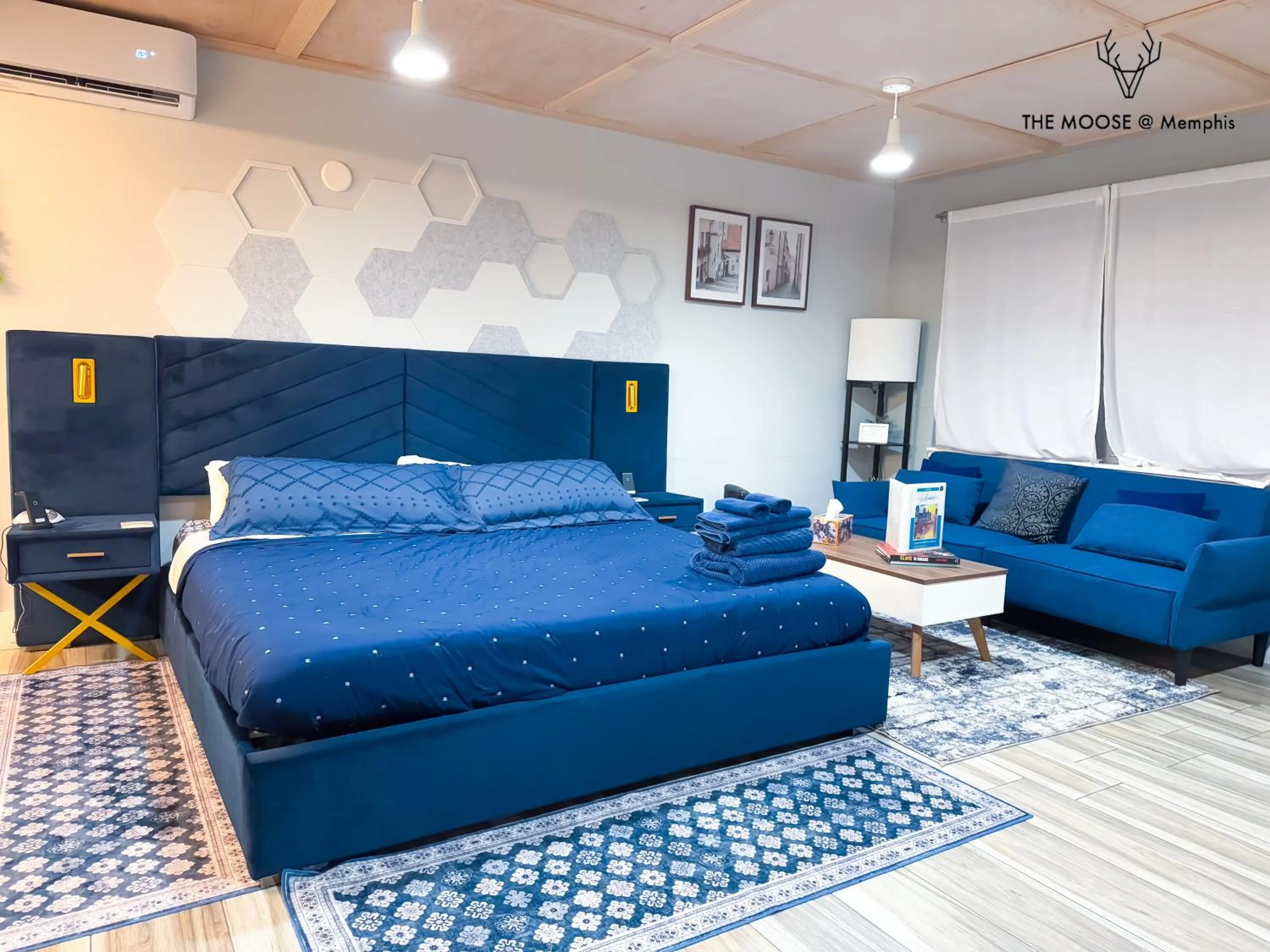 Living room in The Moose at Memphis Downtown & Victorian Village