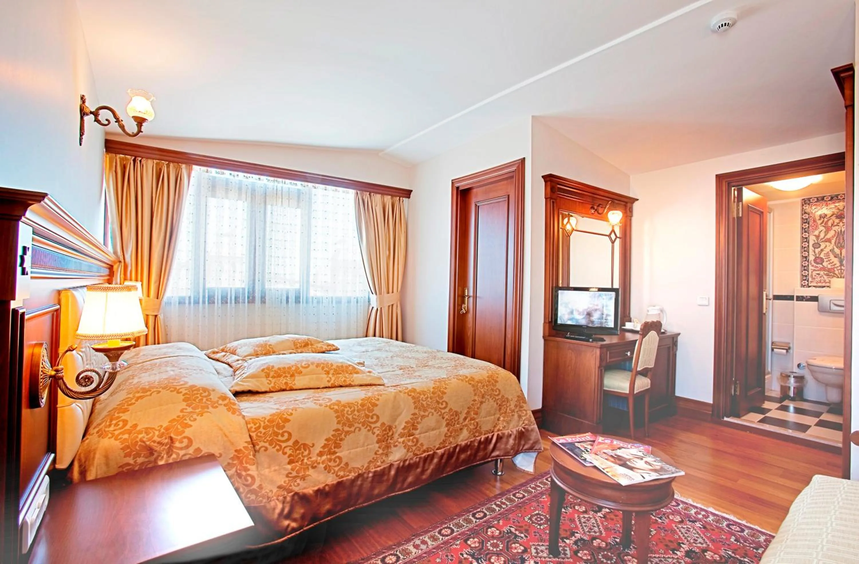 Photo of the whole room, Bed in Hippodrome Hotel