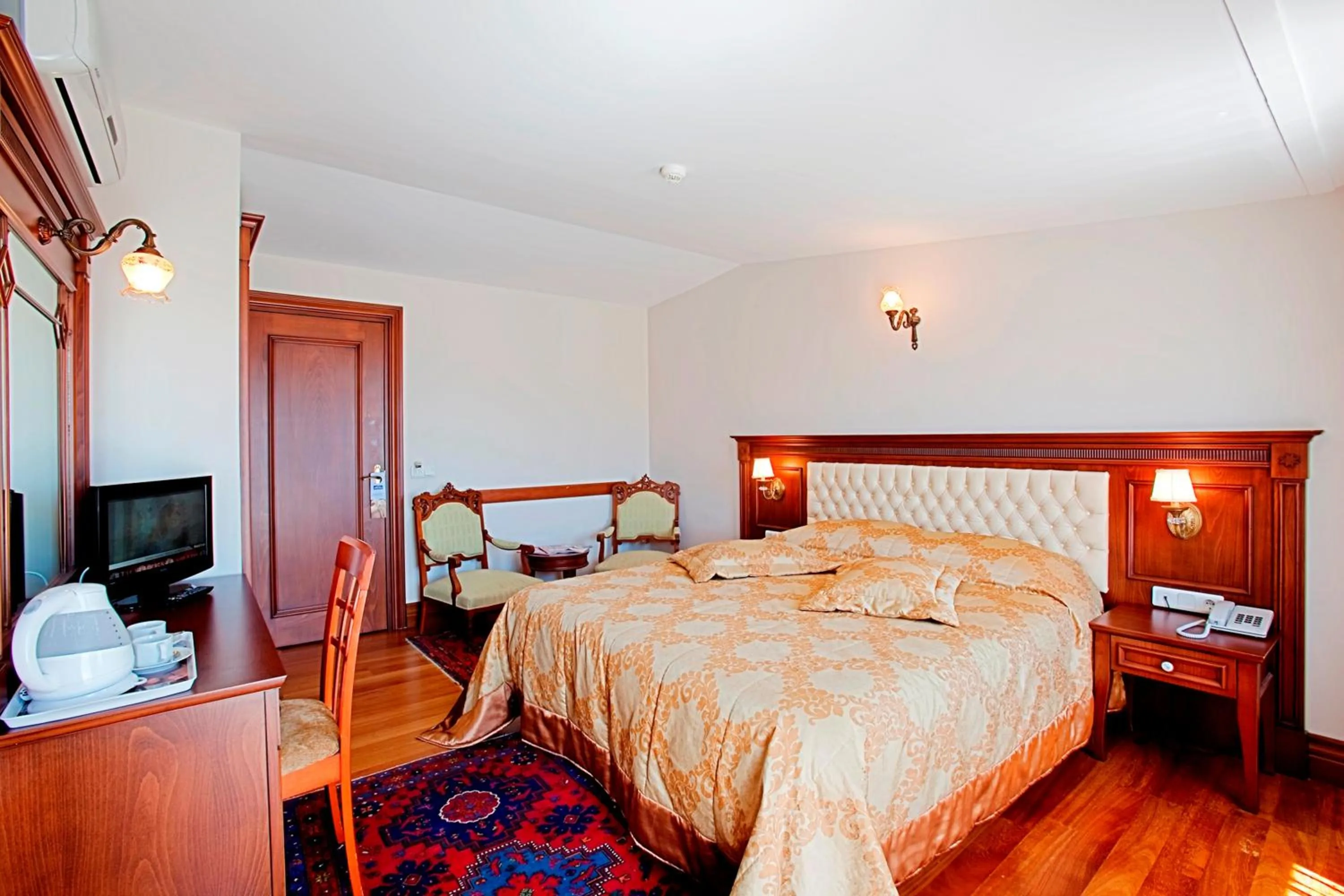 Photo of the whole room, Bed in Hippodrome Hotel