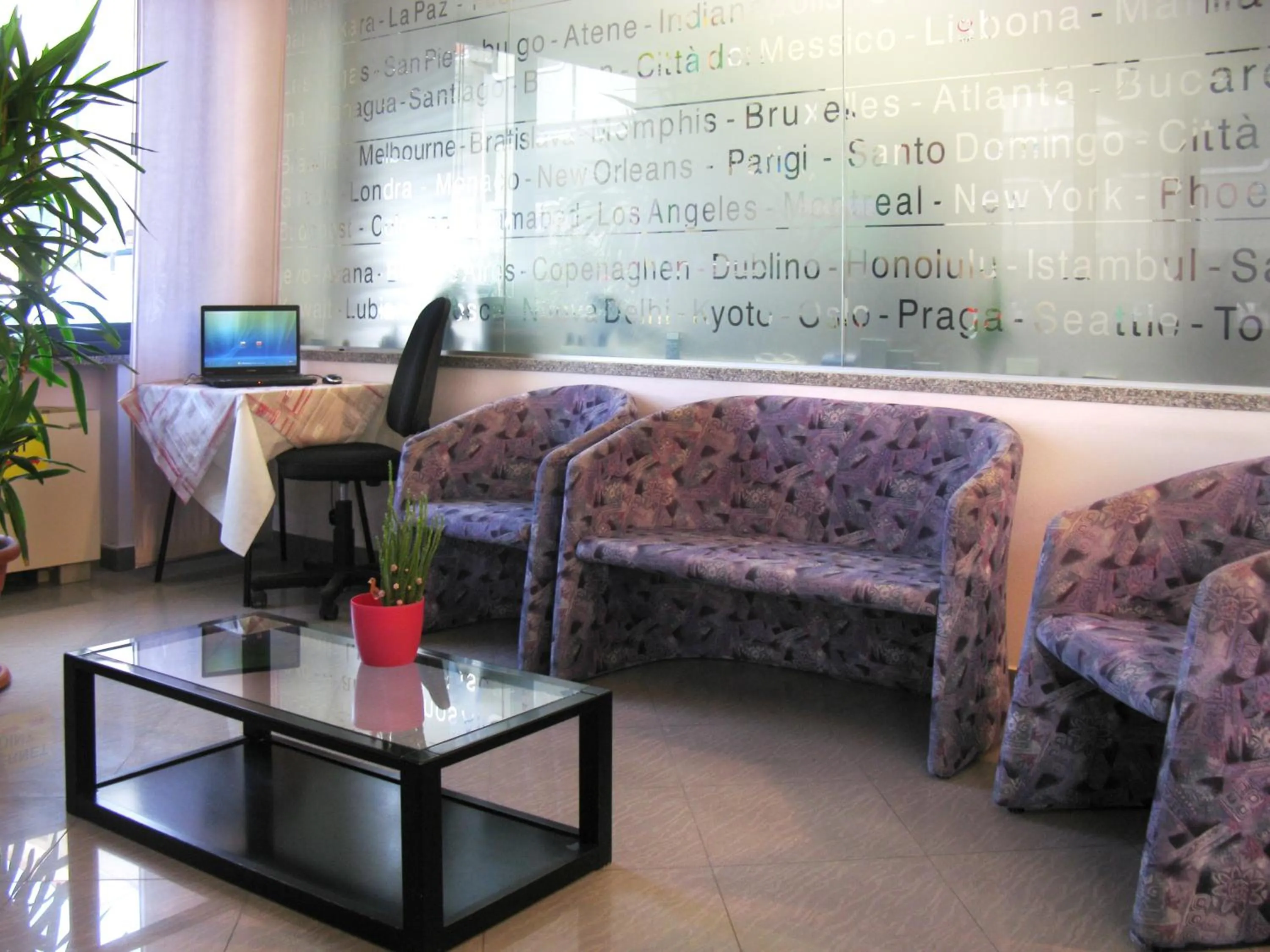 Communal lounge/ TV room in Hotel Ciondolo D'Oro 5 minuti da Rimini Fiera CON PARCHEGGIO INCLUSO