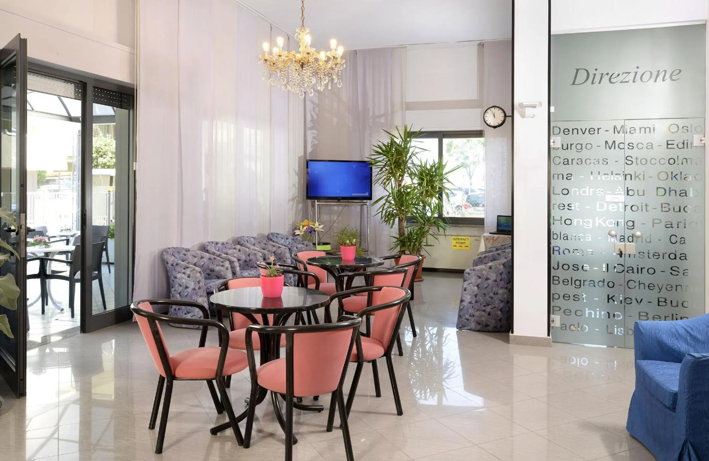 Communal lounge/ TV room in Hotel Ciondolo D'Oro 5 minuti da Rimini Fiera CON PARCHEGGIO INCLUSO