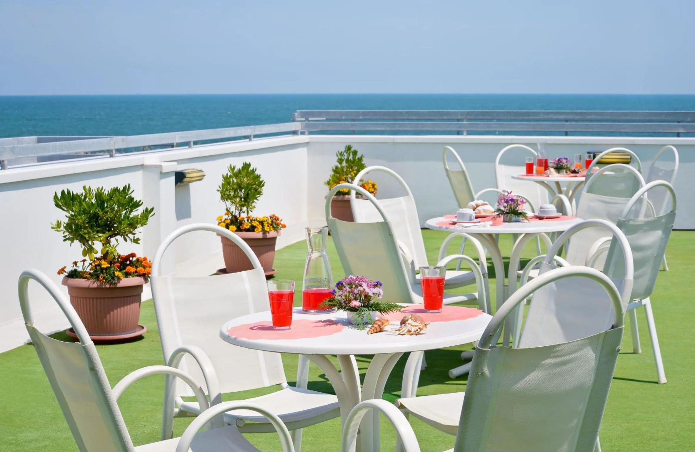 Balcony/Terrace in Hotel Ciondolo D'Oro 5 minuti da Rimini Fiera CON PARCHEGGIO INCLUSO