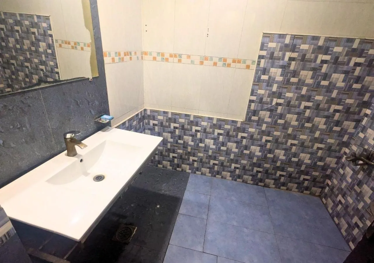 Shower in Quick continental Hotel - Jail Road