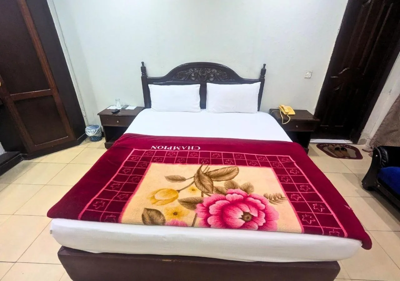 Bed in Quick continental Hotel - Jail Road