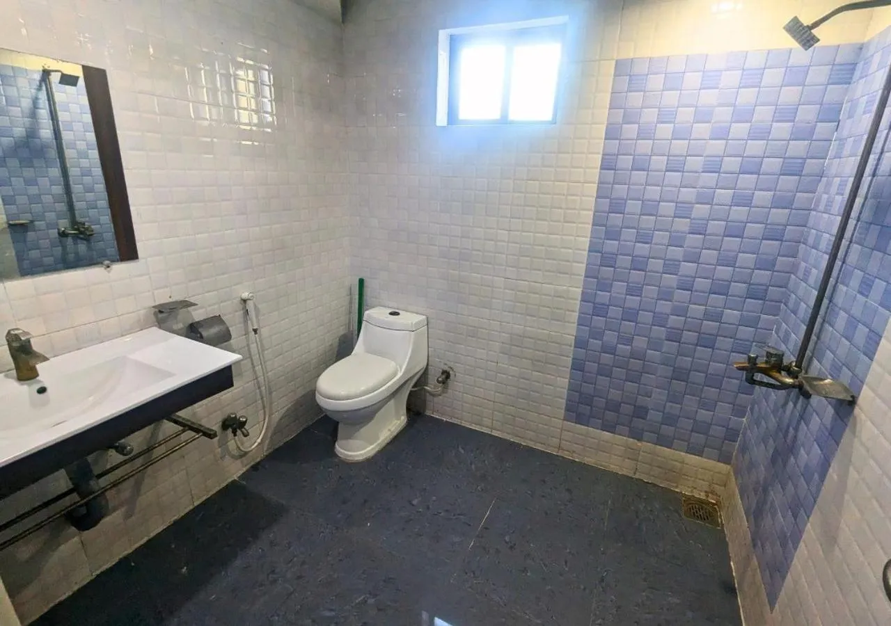 Shower in Quick continental Hotel - Jail Road