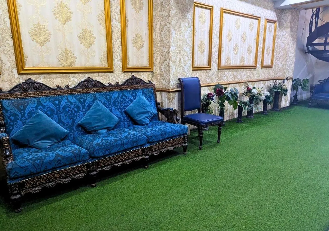 Communal lounge/ TV room in Quick continental Hotel - Jail Road