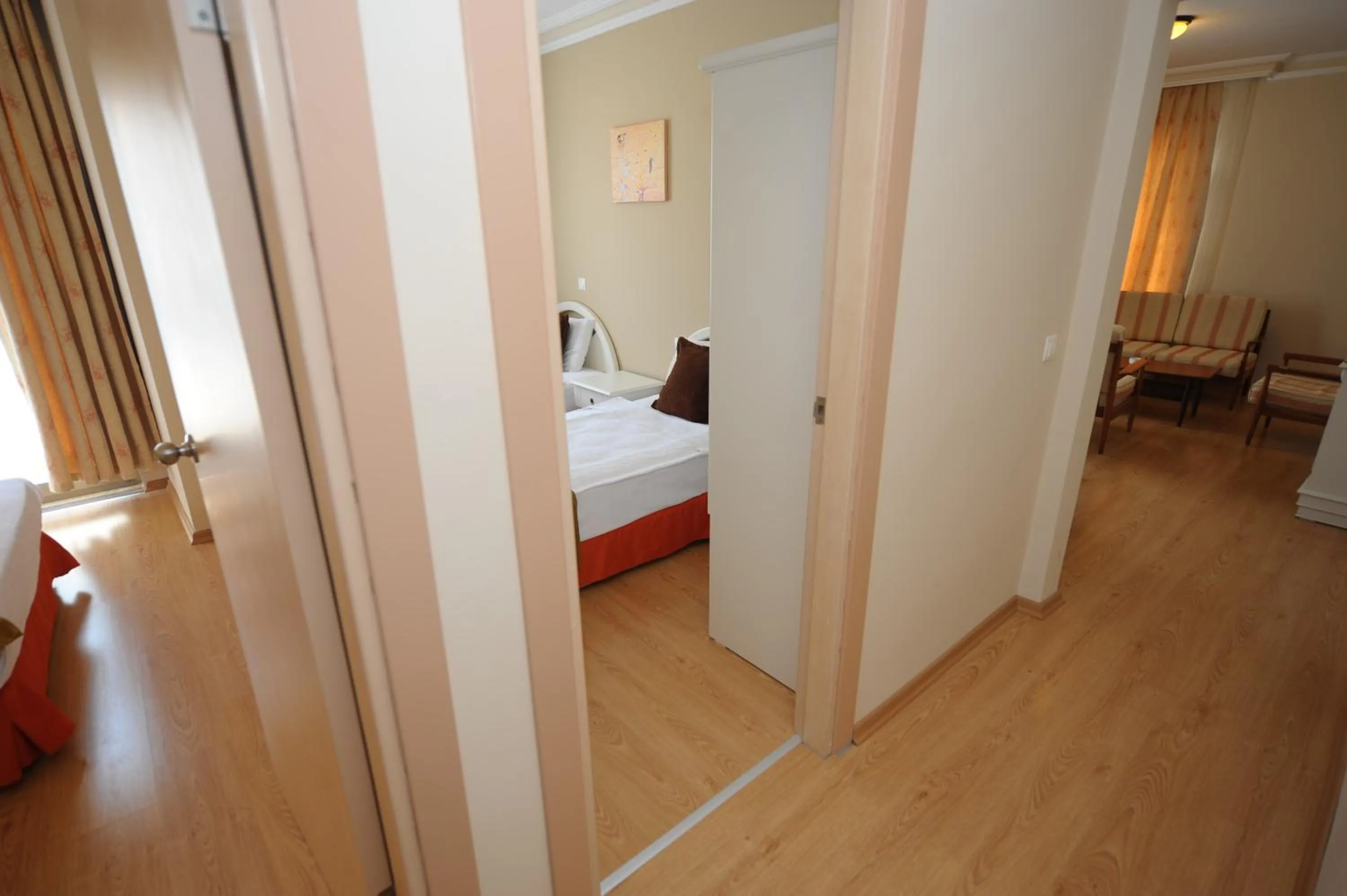 Photo of the whole room, Bed in Suite Laguna Otel