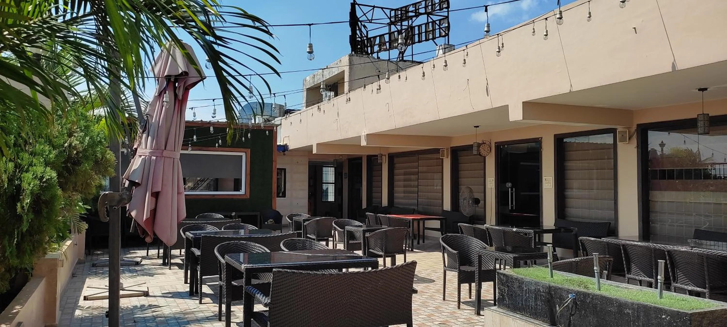 Restaurant/places to eat in Chinmaye Inn