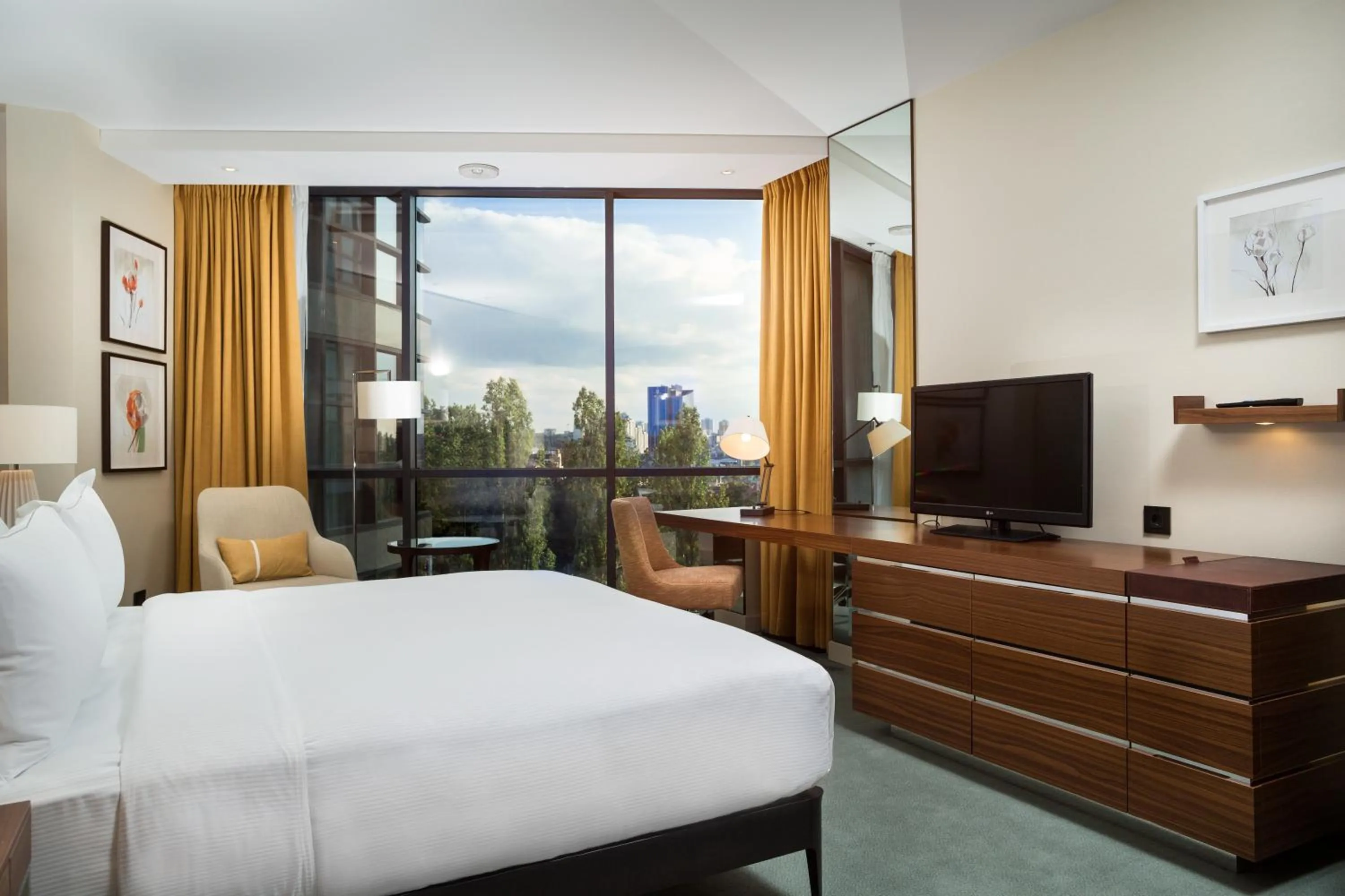 Bedroom, Bed in Hilton Kyiv