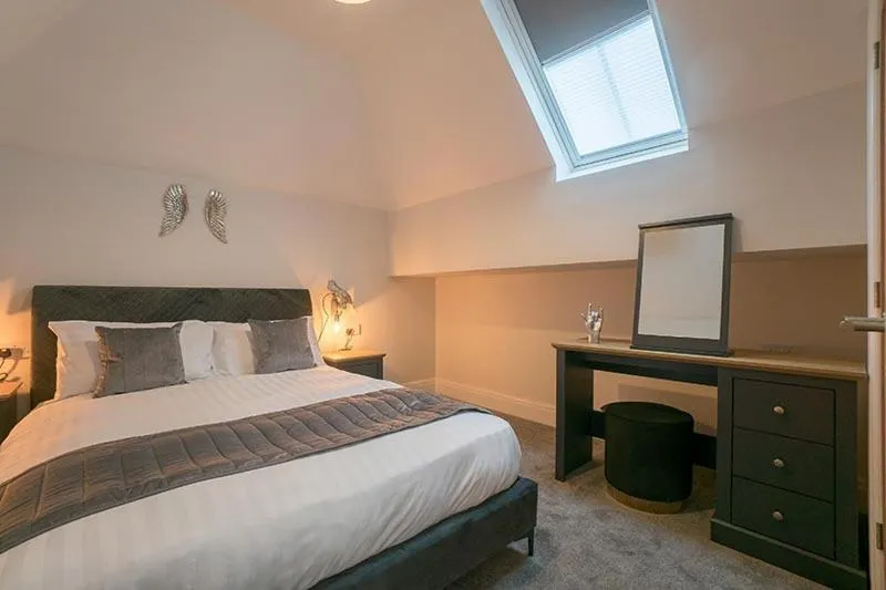 Bed in The Queens Arms Apartments