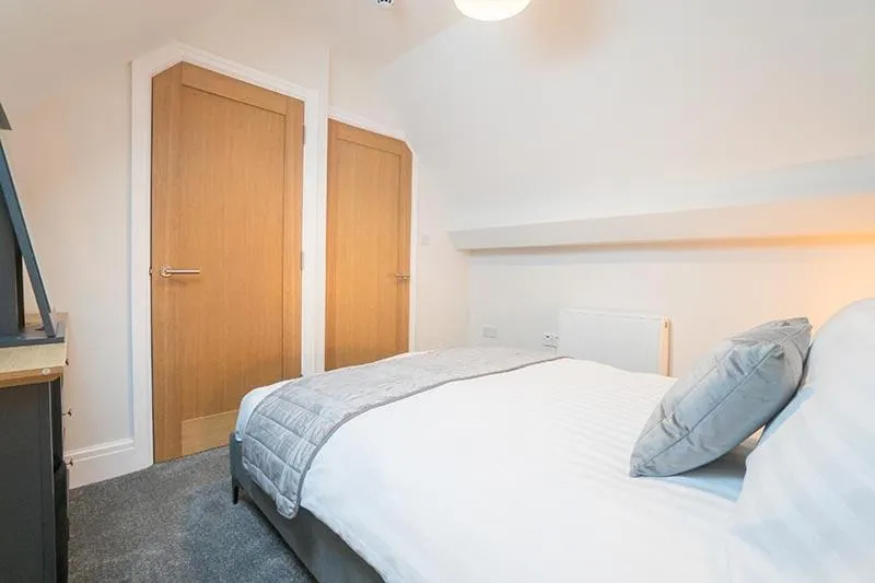 Bed in The Queens Arms Apartments