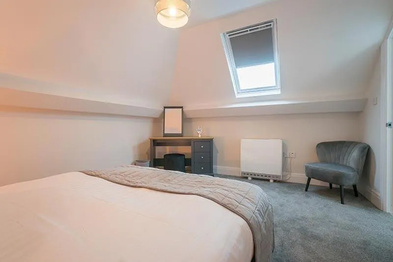 Bed in The Queens Arms Apartments