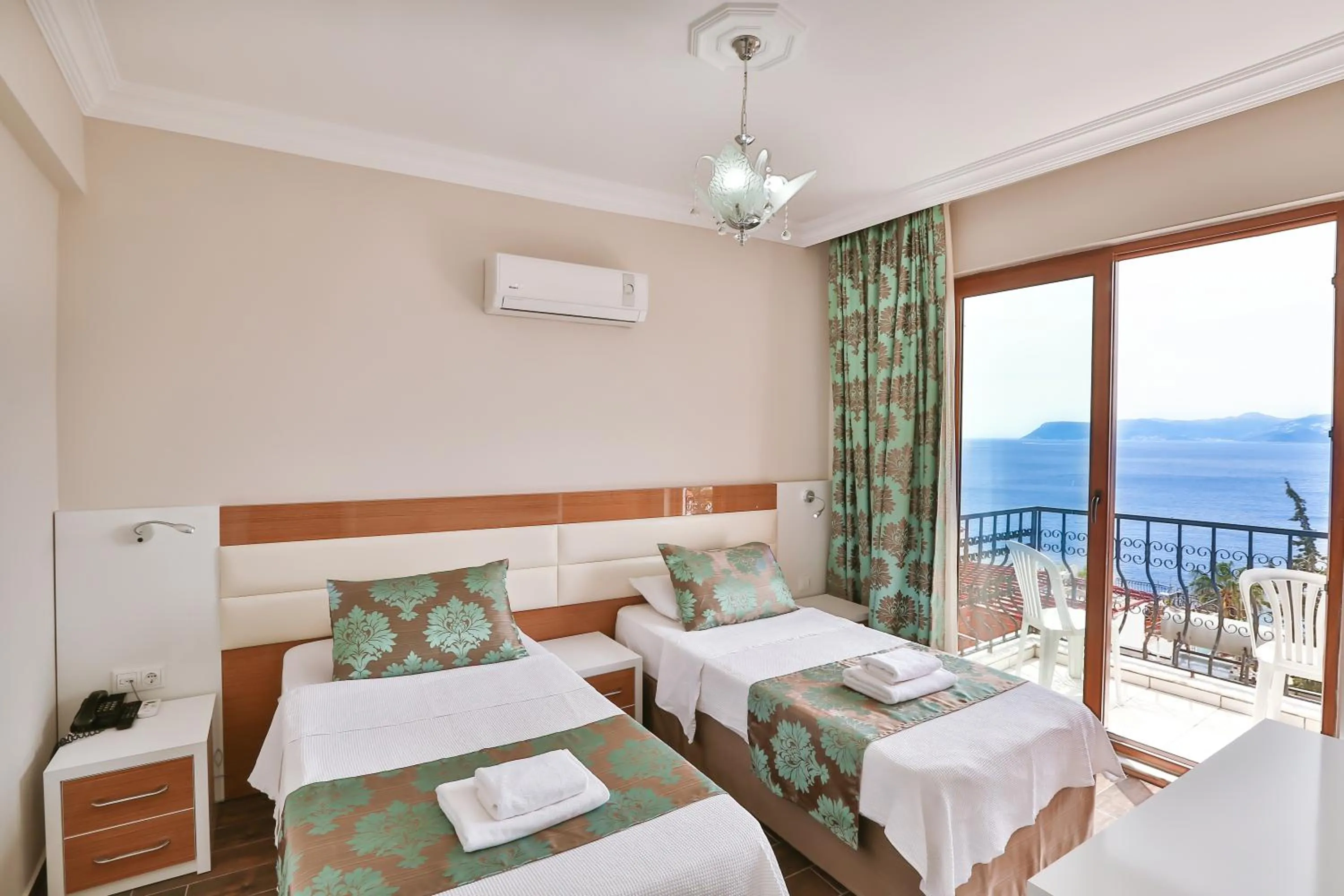 Balcony/Terrace, Bed in Hotel Kayahan