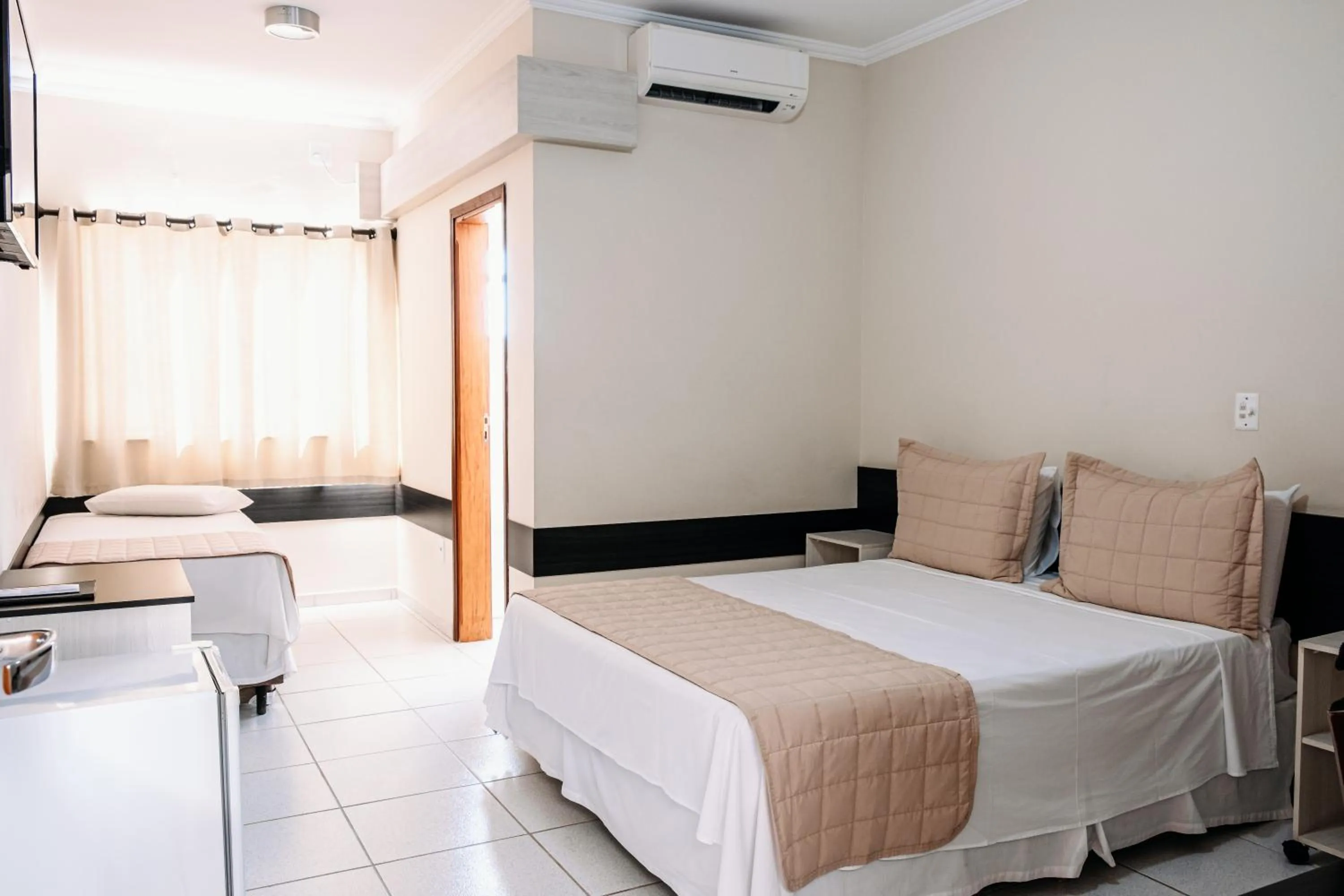 Bedroom, Bed in Ferian Plaza Hotel