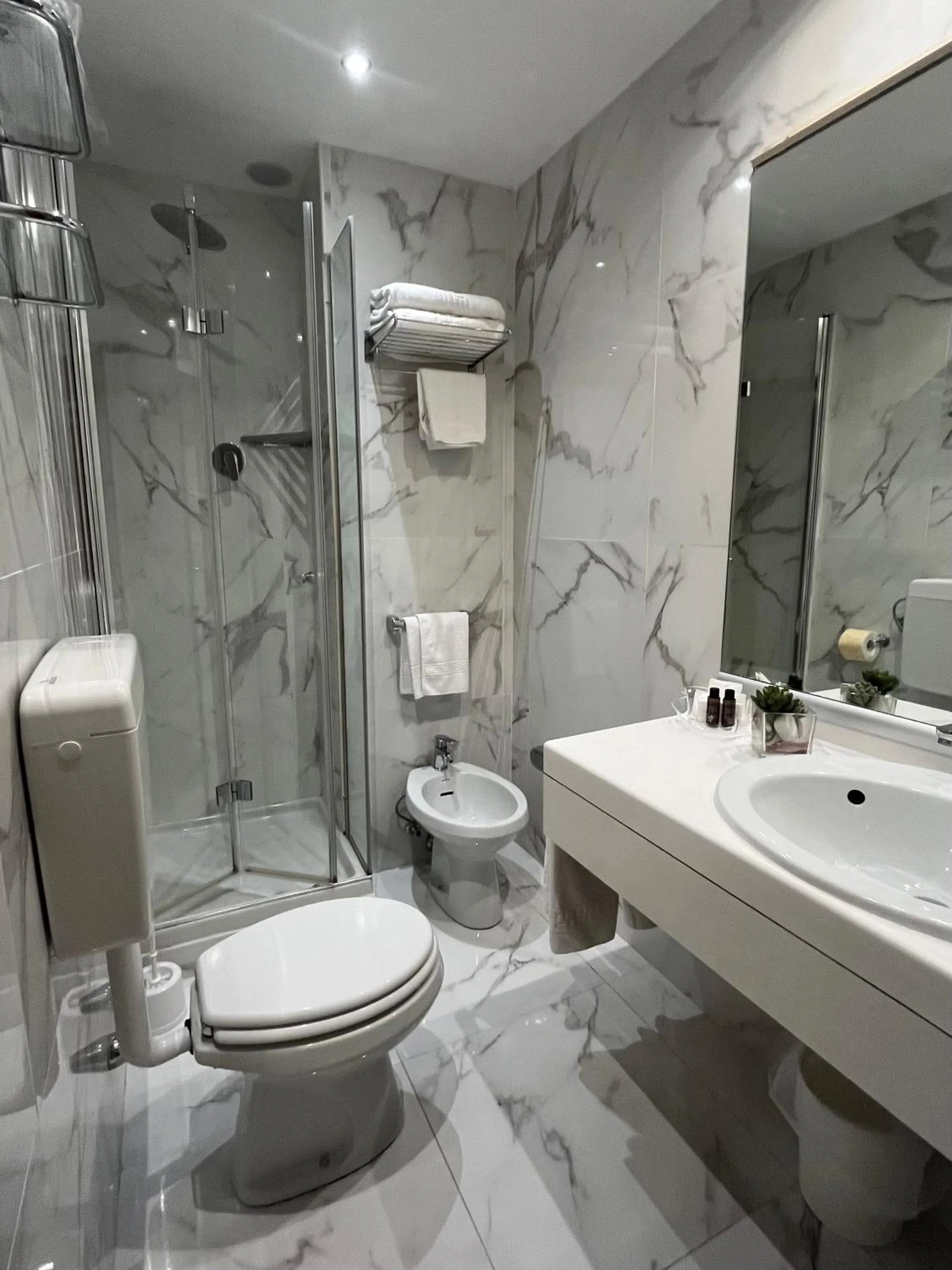 Bathroom in Hotel Re Enzo