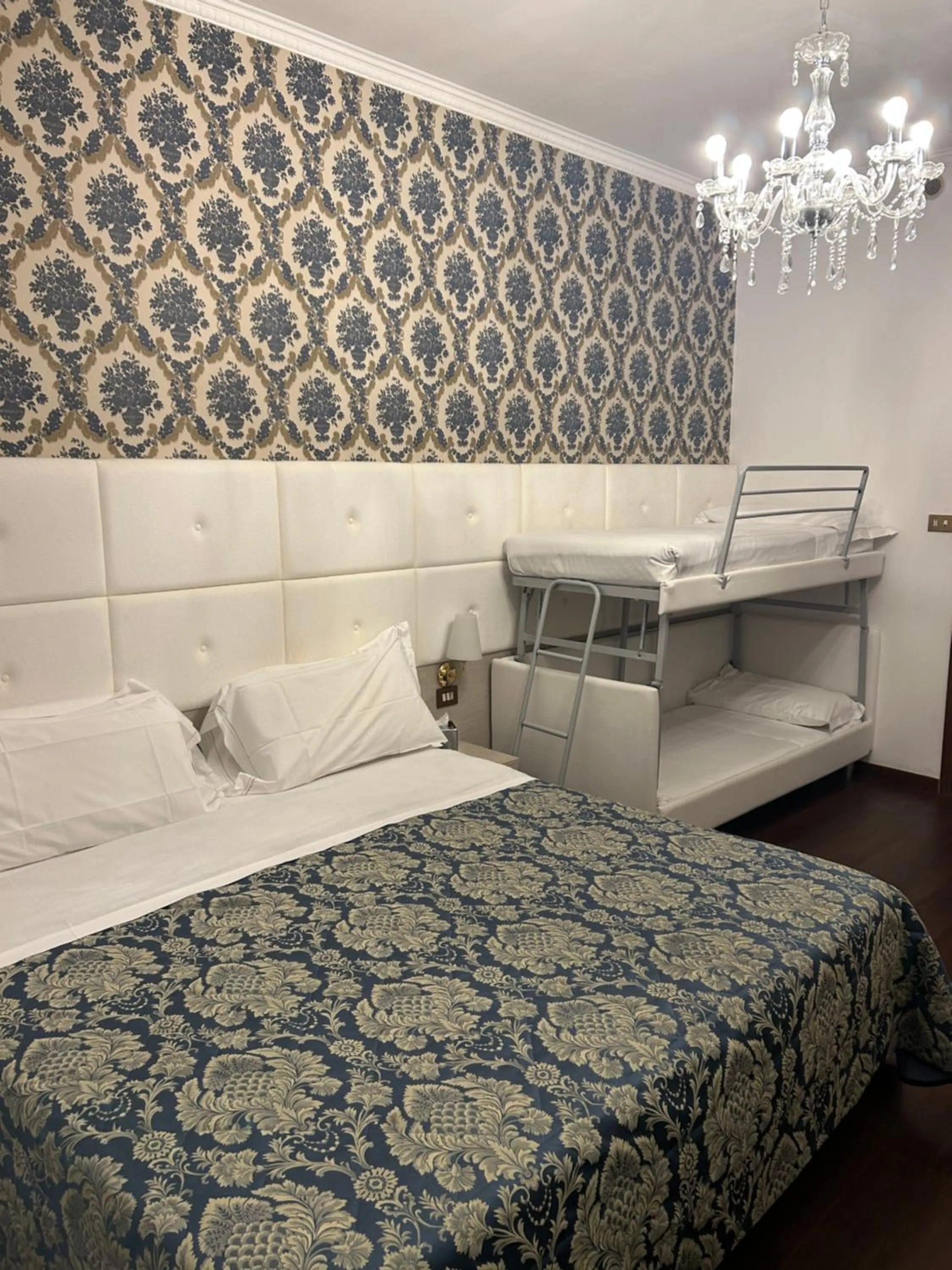 Photo of the whole room, Bed in Hotel Re Enzo