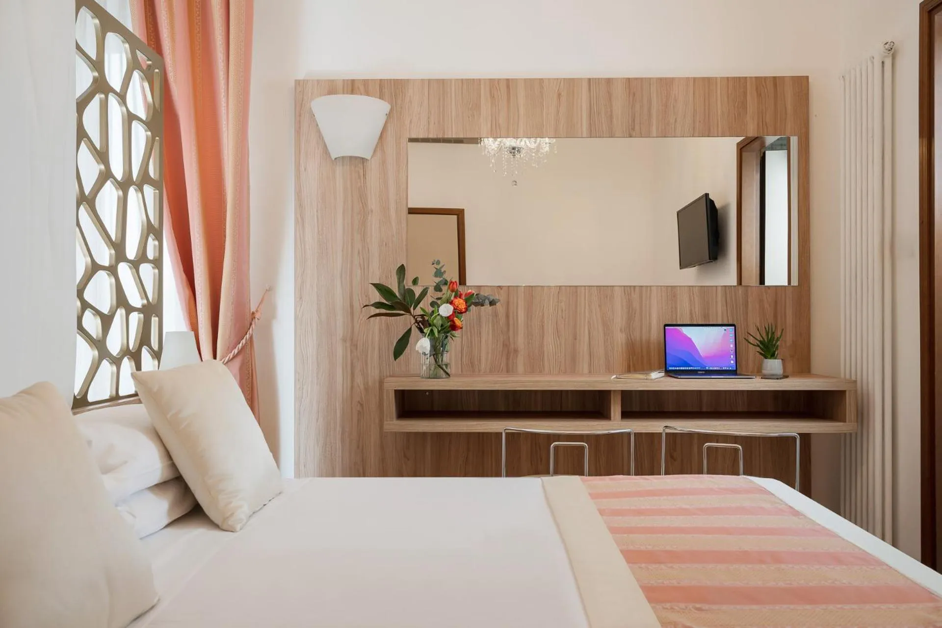 Photo of the whole room, Bed in Hotel Re Enzo