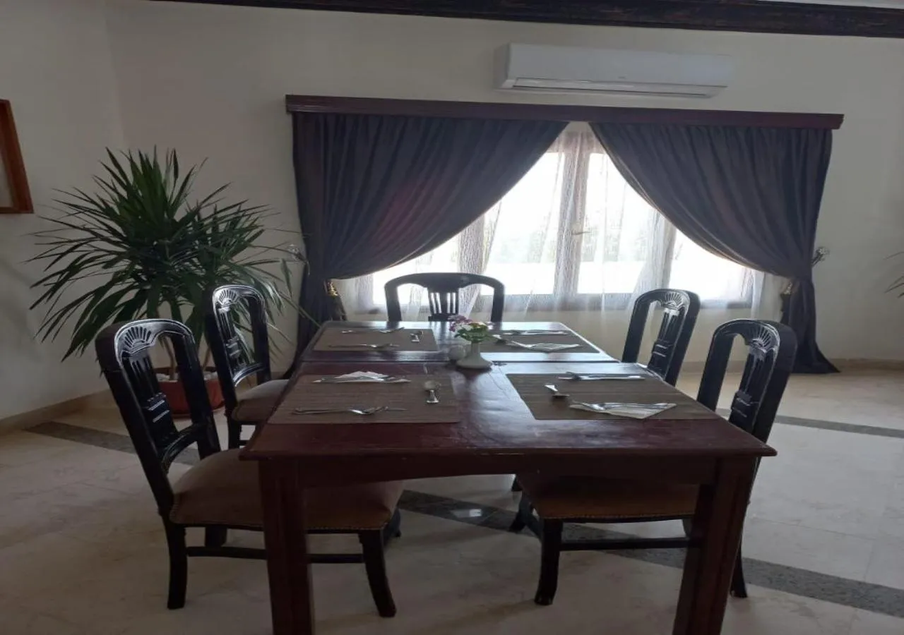 Restaurant/places to eat in Dolphin Continental Hotel