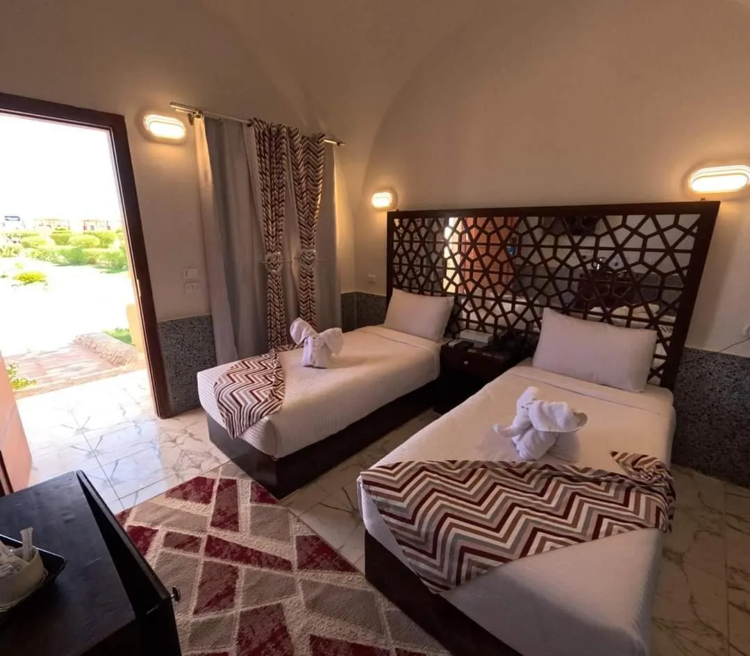 Living room, Bed in Dolphin Continental Hotel