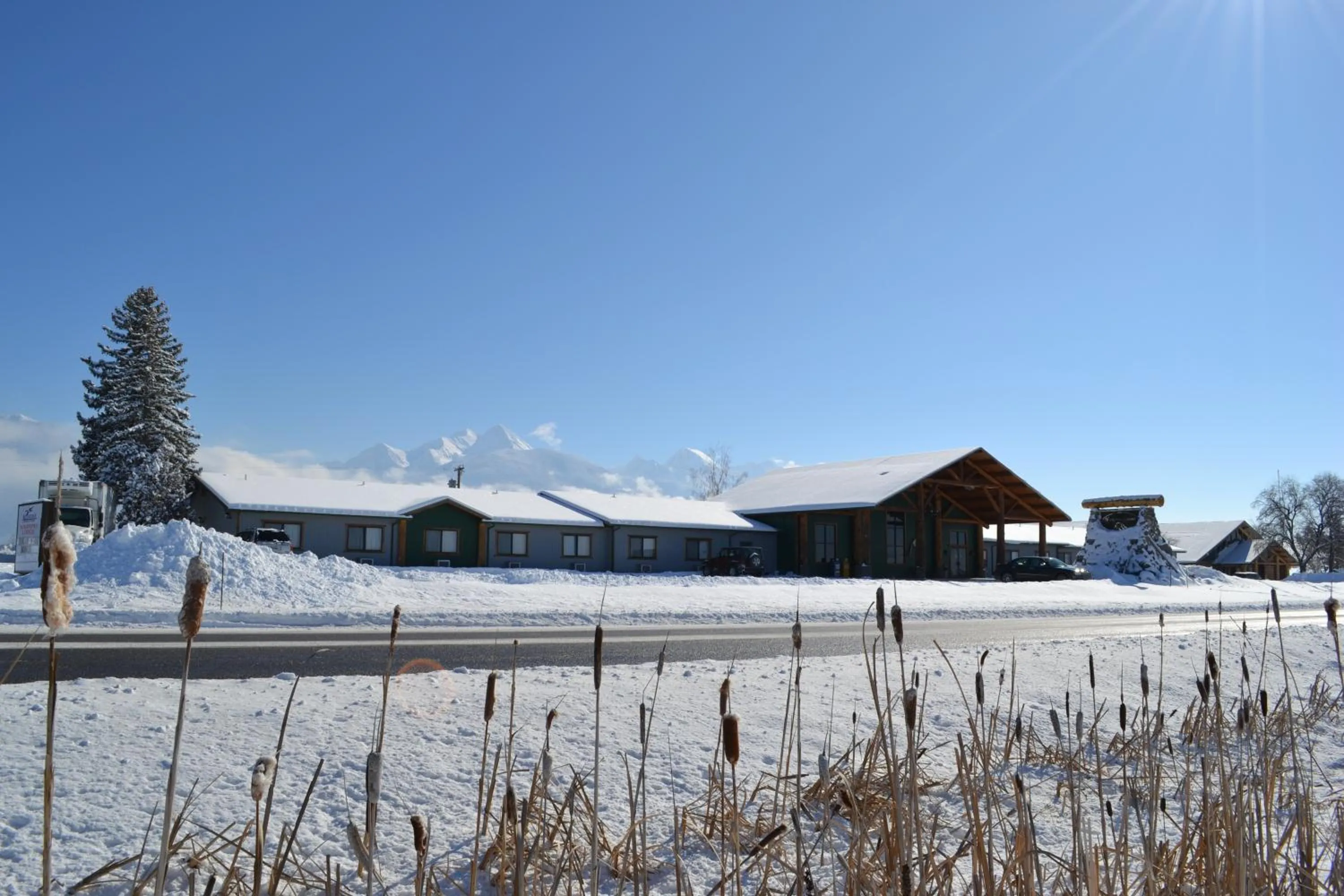 Facade/entrance in Ninepipes Lodge