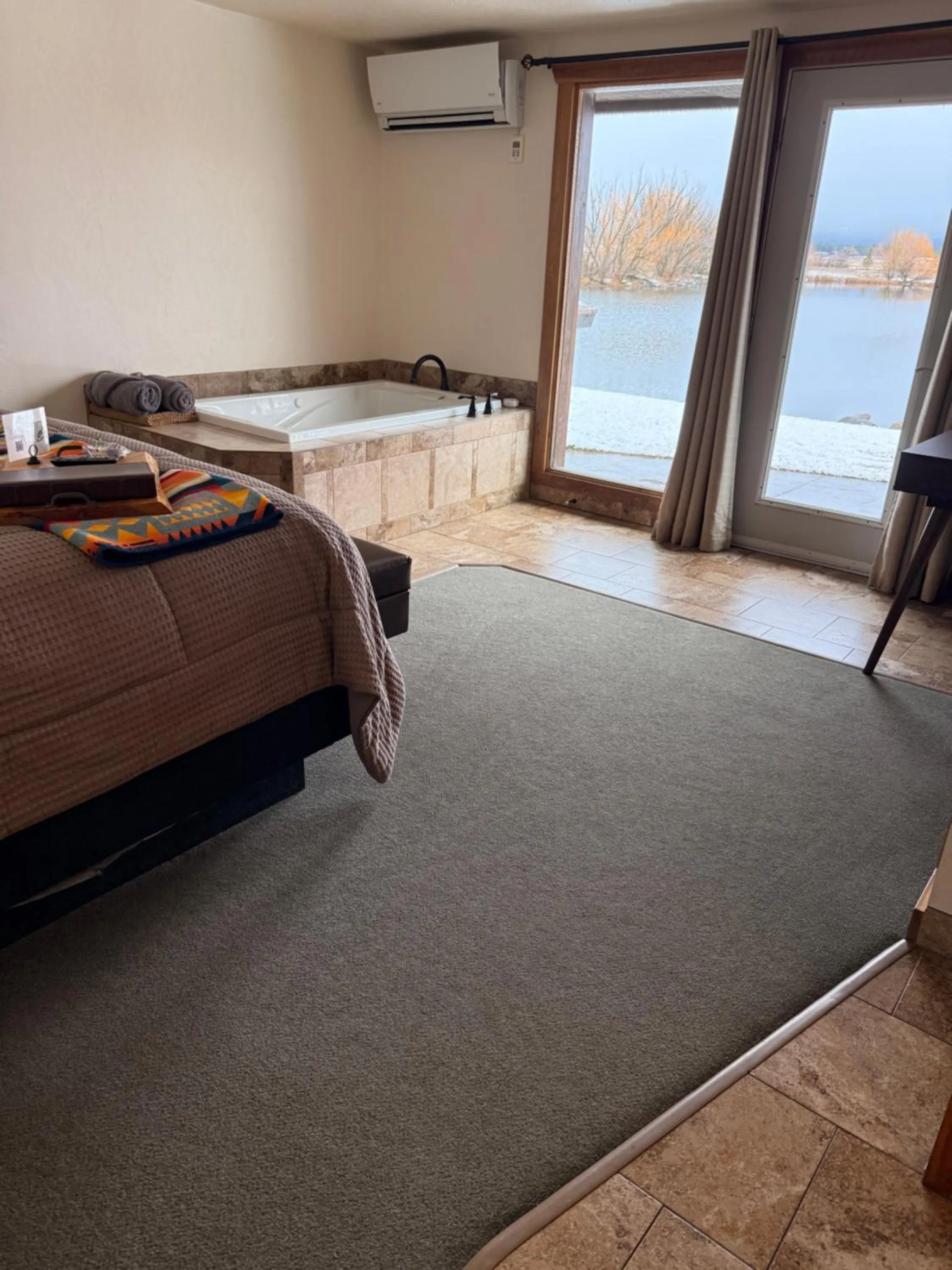 Lake view, Bed in Ninepipes Lodge