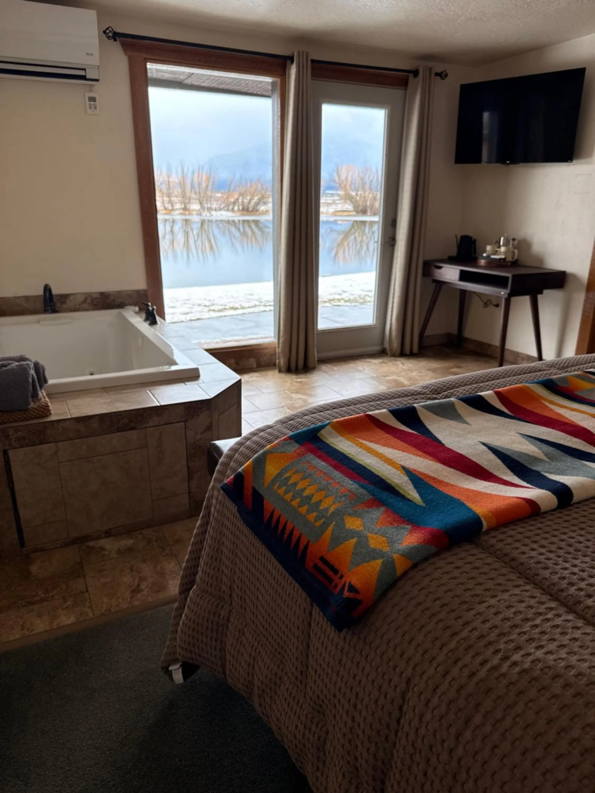 Bedroom, Bed in Ninepipes Lodge