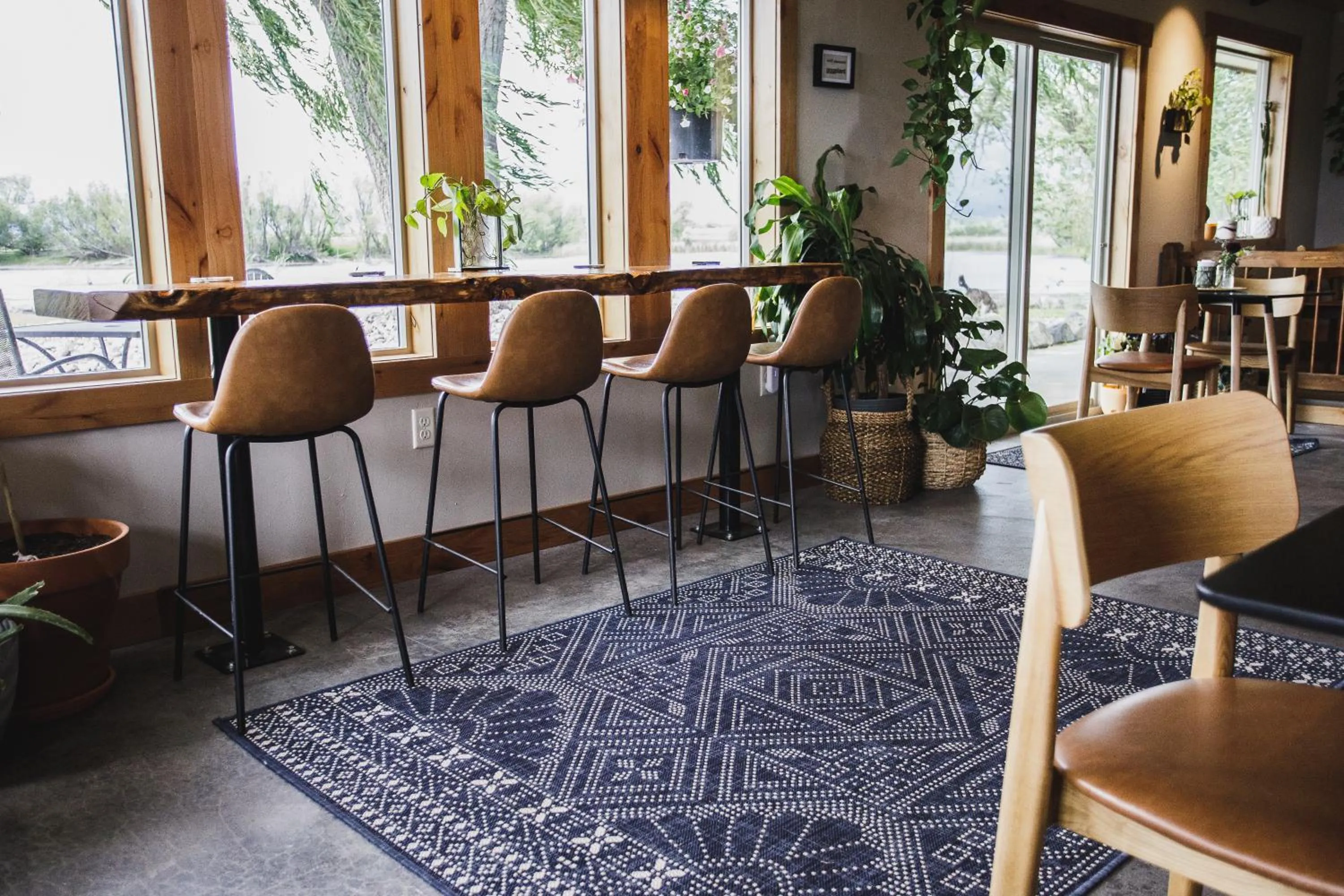 Seating area in Ninepipes Lodge