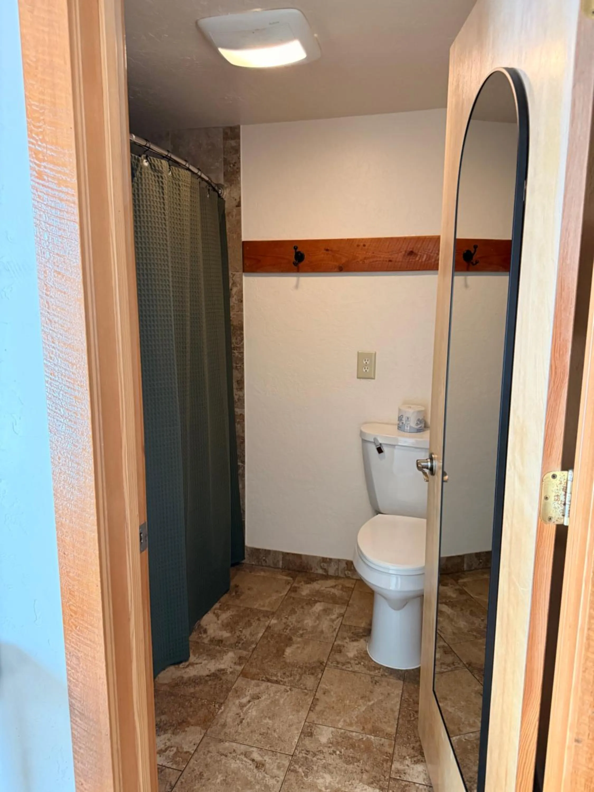 Shower in Ninepipes Lodge