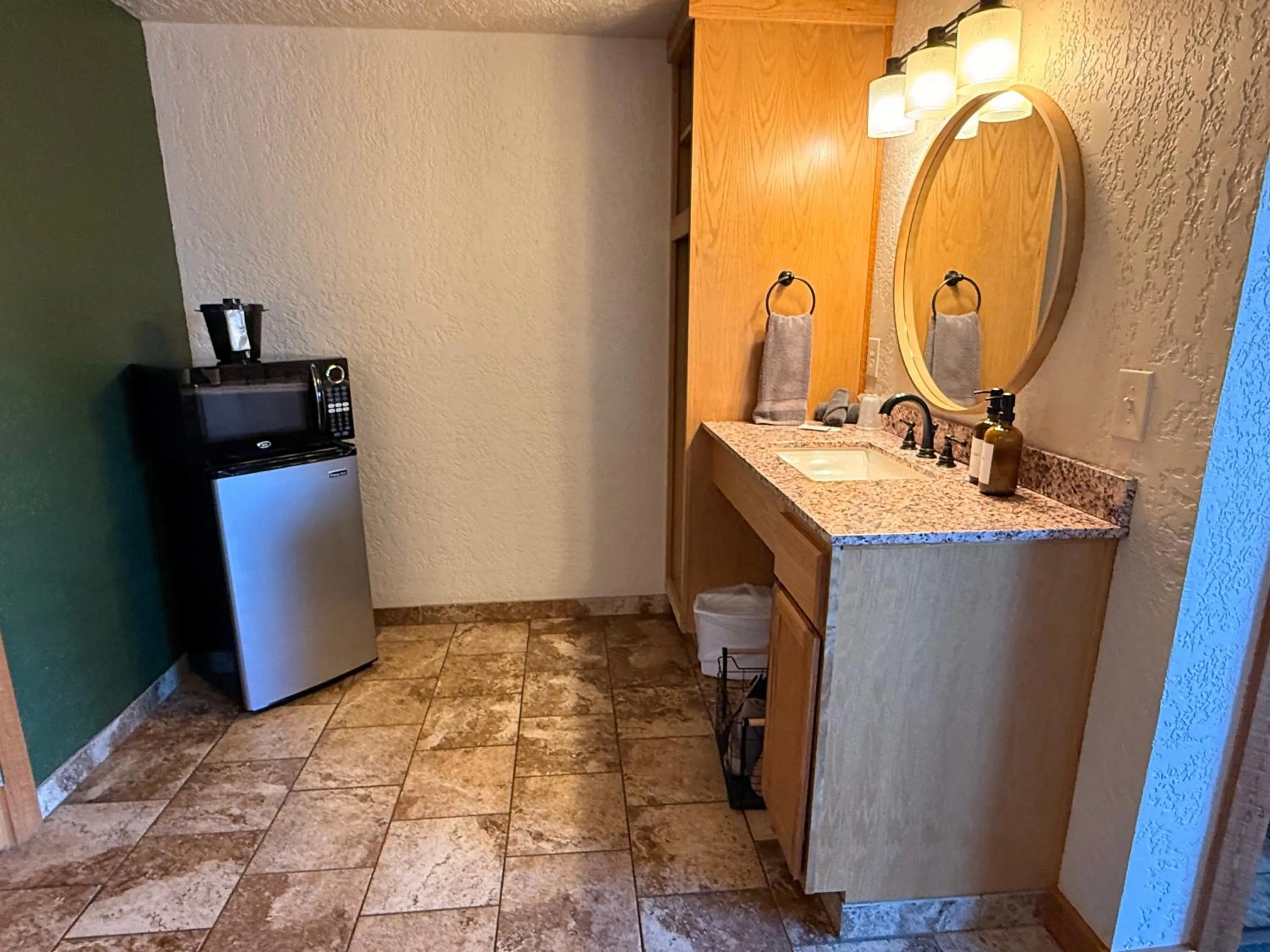 Kitchen or kitchenette in Ninepipes Lodge