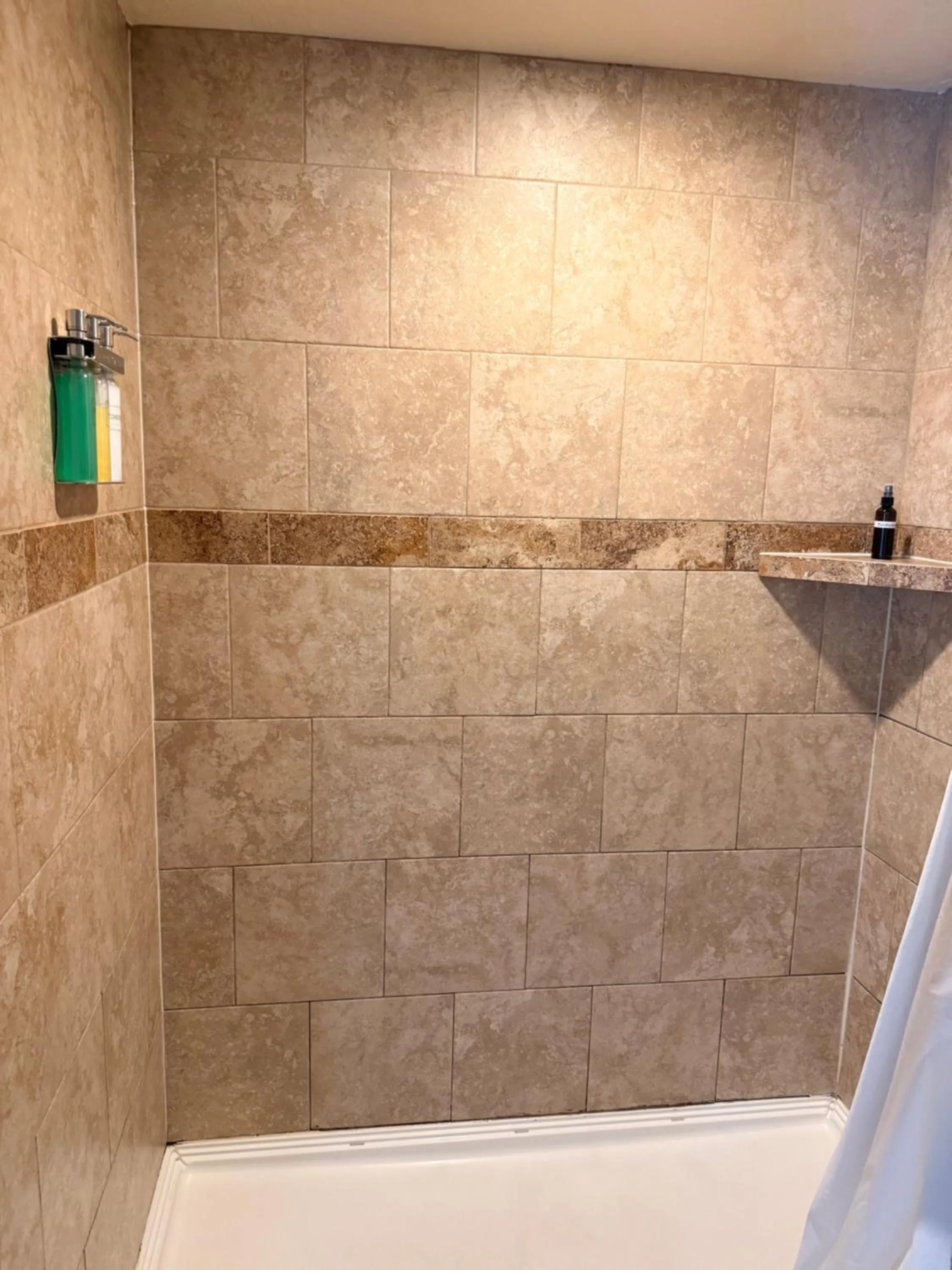 Shower in Ninepipes Lodge