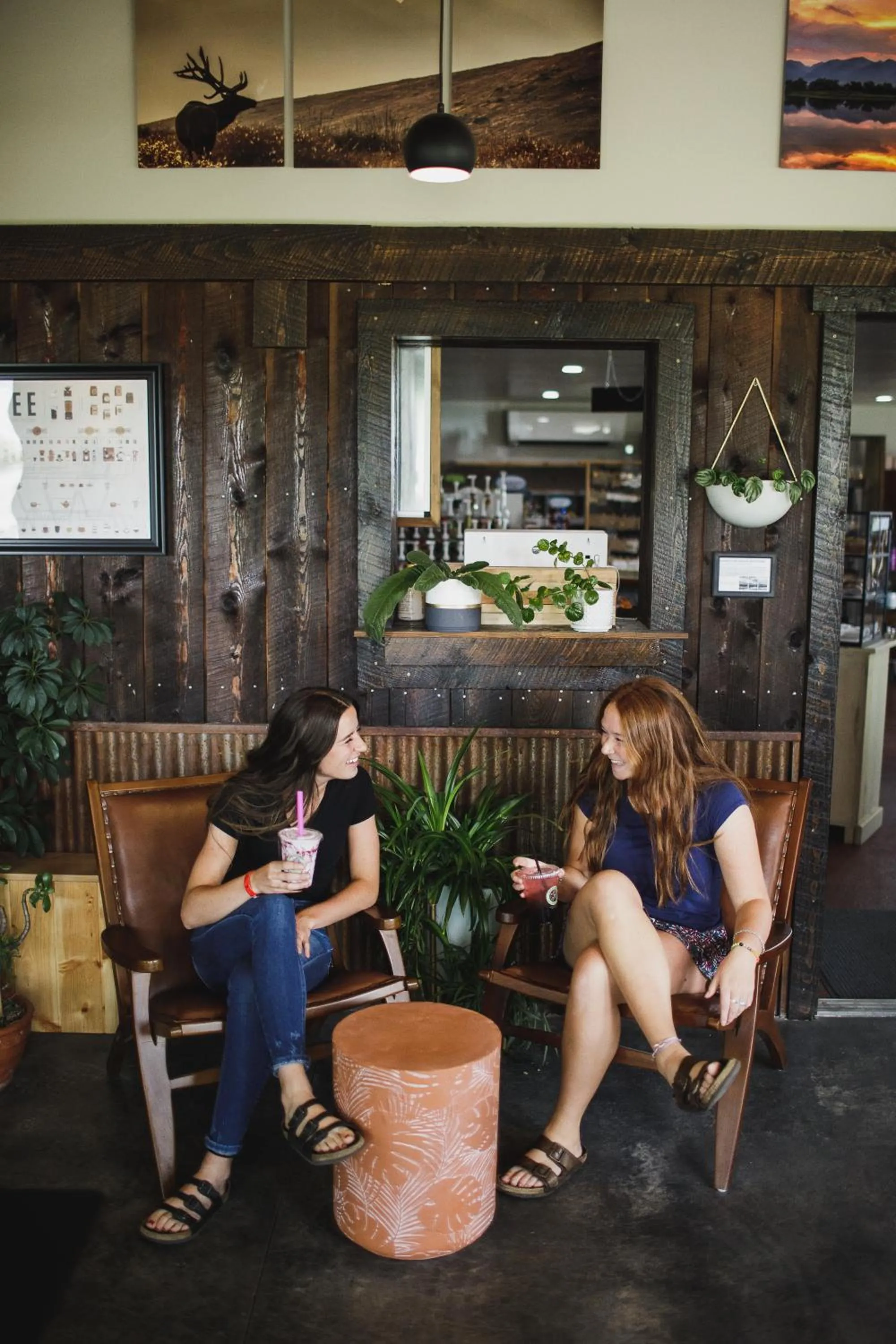 Communal lounge/ TV room in Ninepipes Lodge