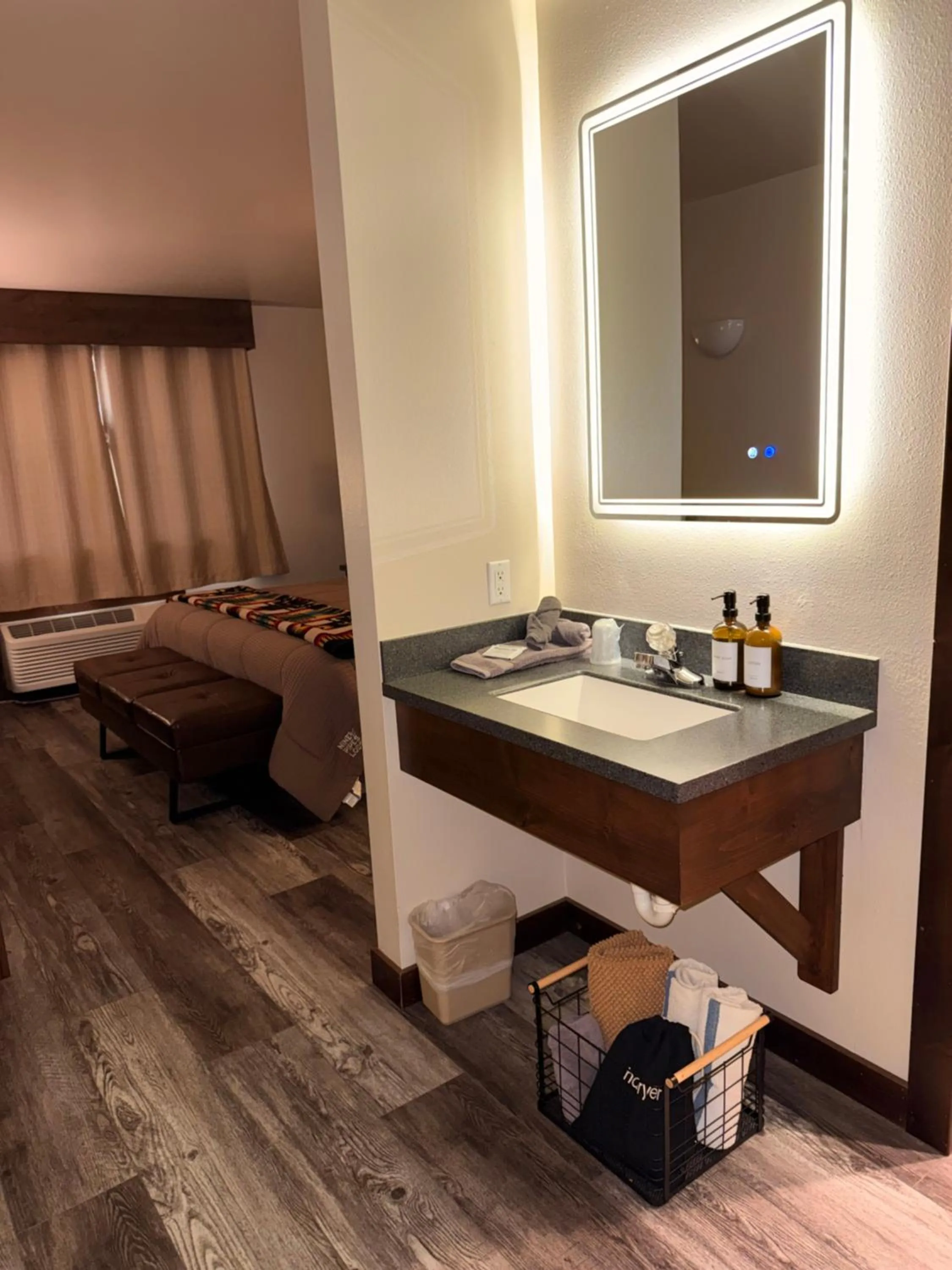 Photo of the whole room in Ninepipes Lodge