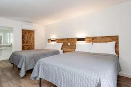 Bed in Heart of the Valley Motel