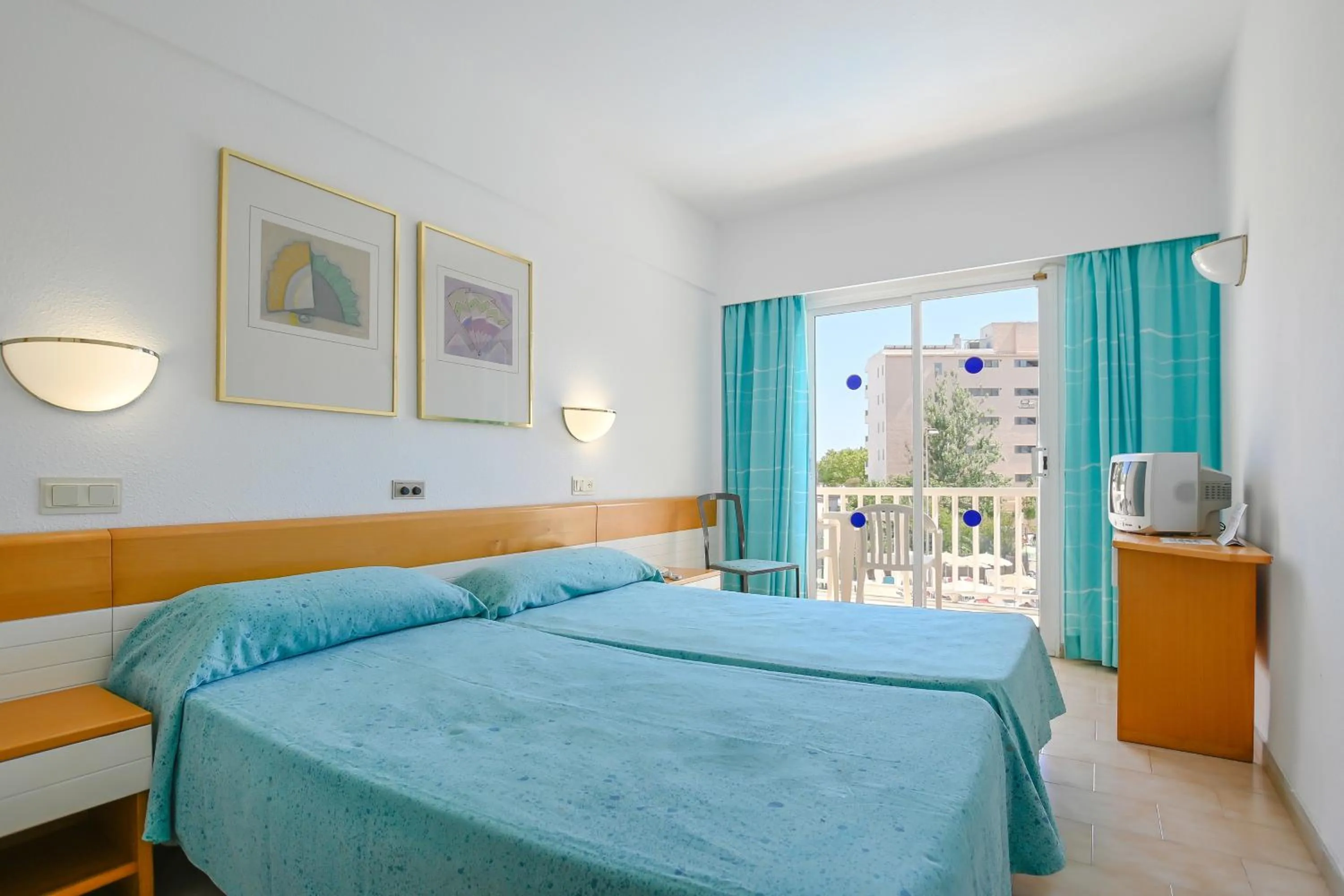 Photo of the whole room, Bed in O7 Club Cala Ratjada