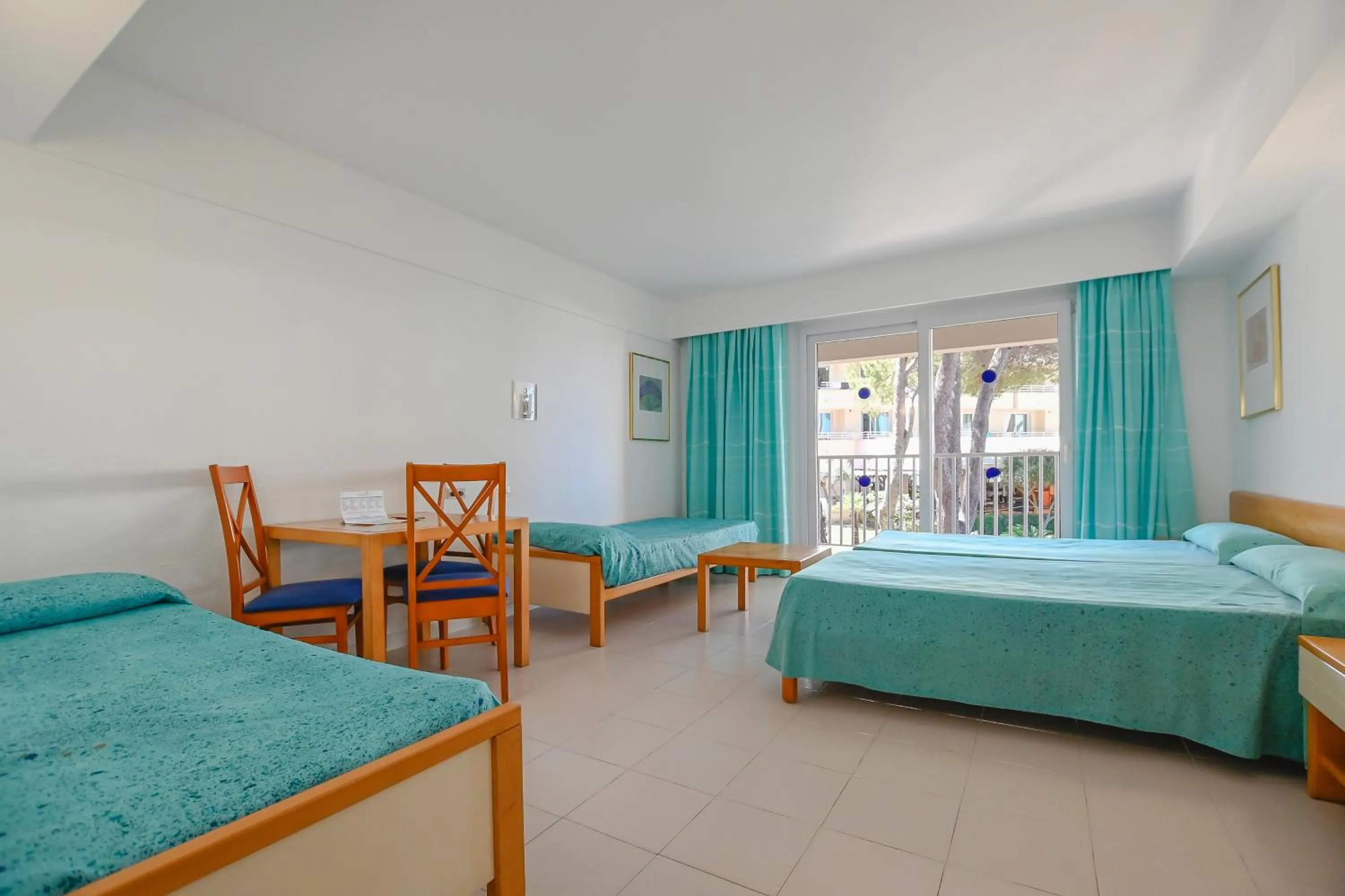 Photo of the whole room, Bed in O7 Club Cala Ratjada