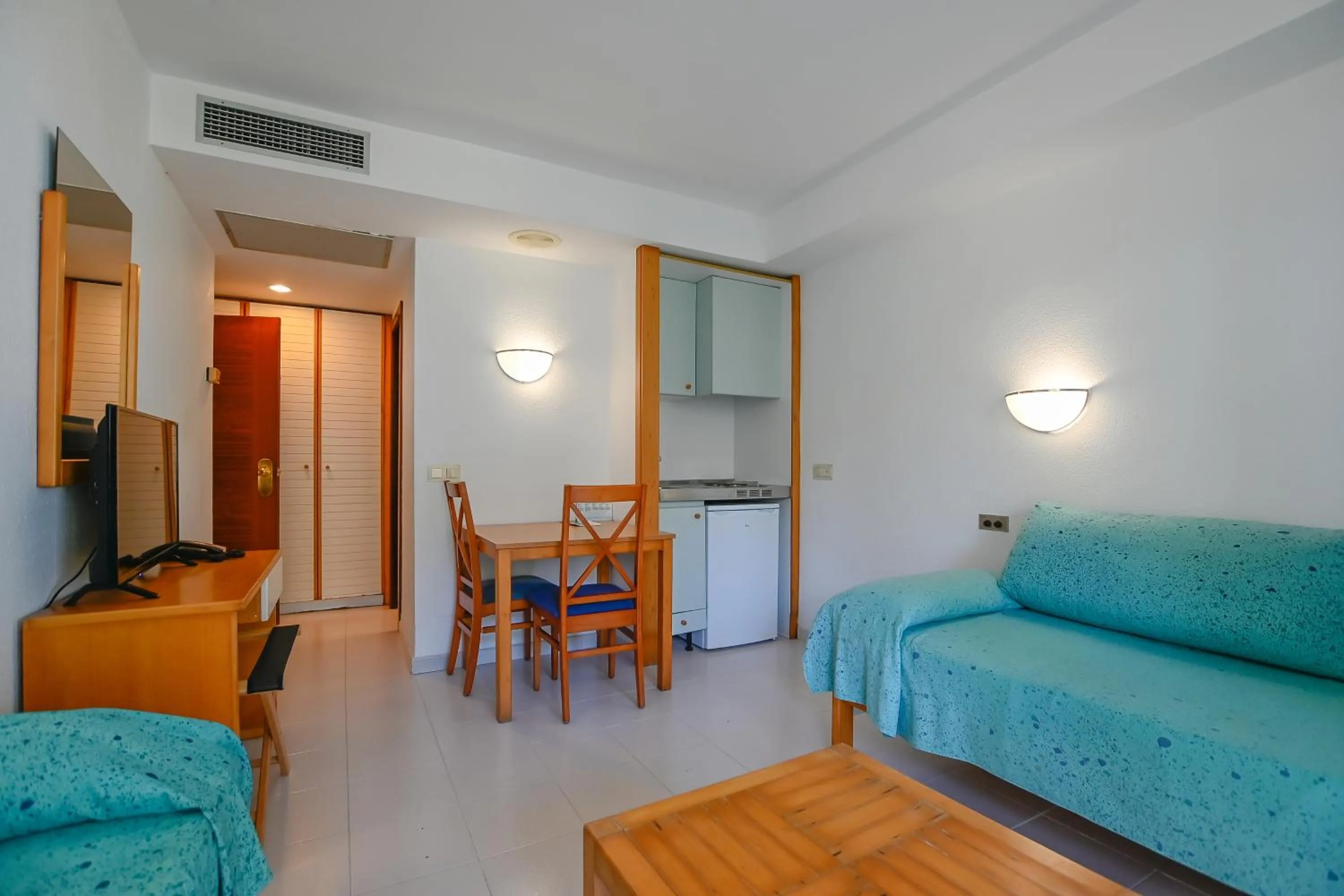 Photo of the whole room in O7 Club Cala Ratjada