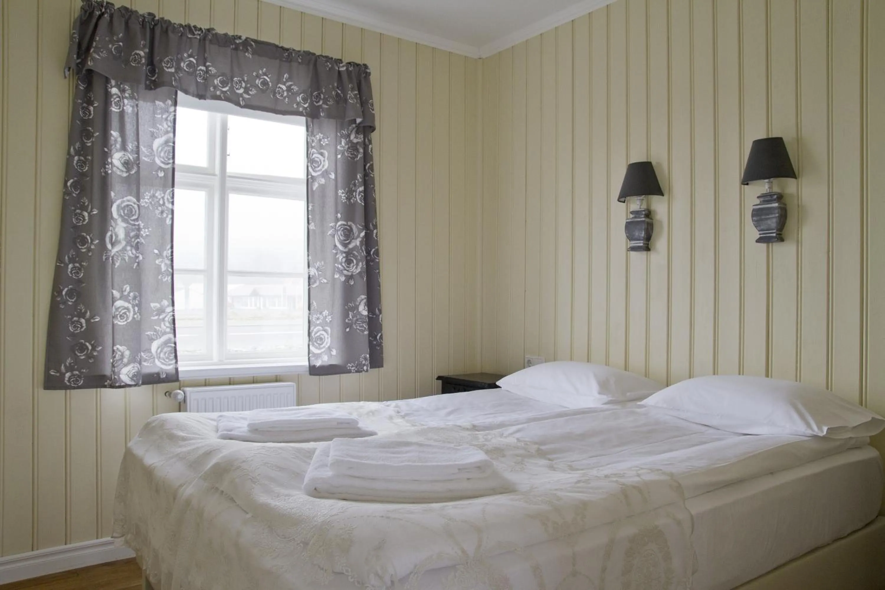 Photo of the whole room, Bed in Lónsleira Apartments