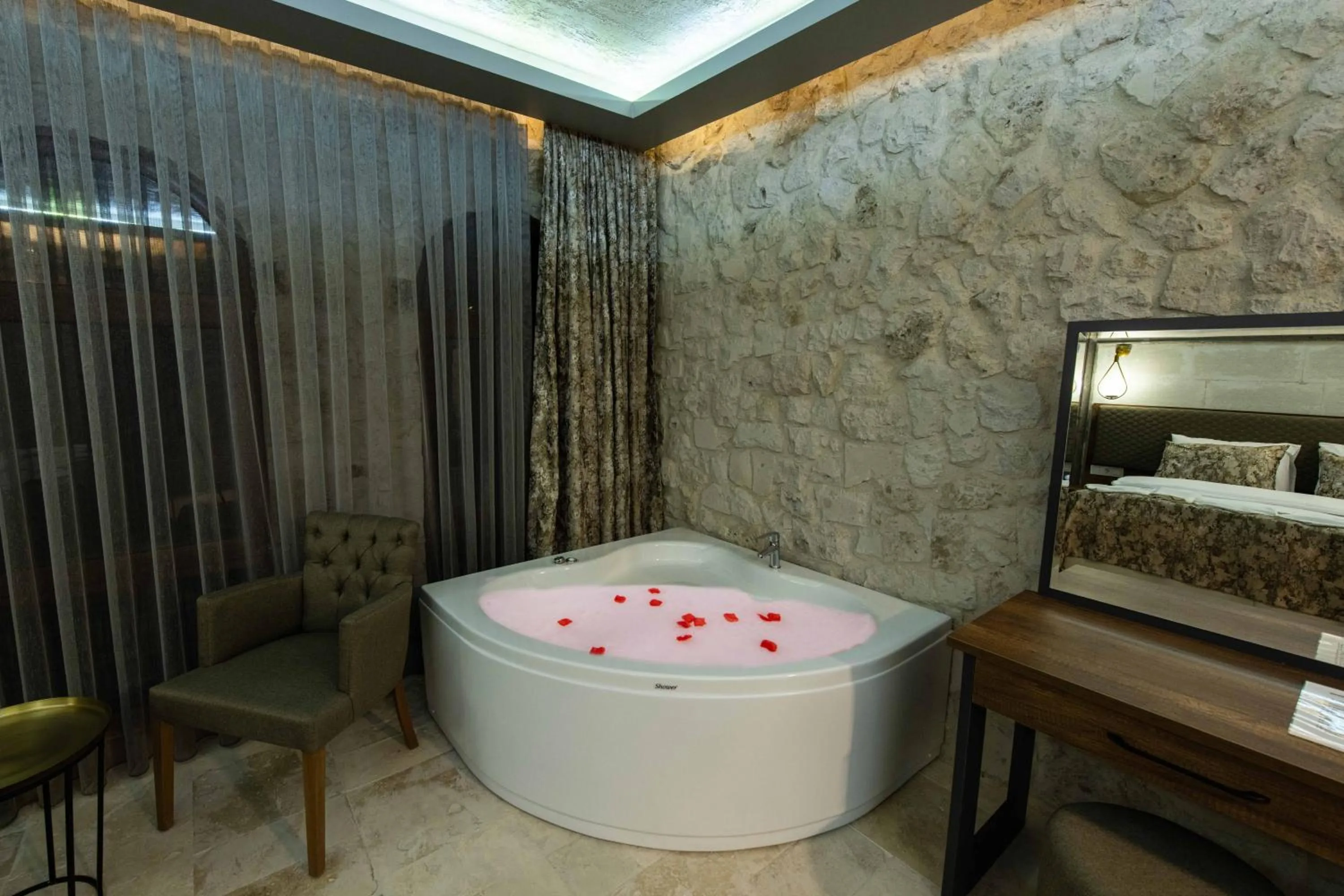 Hot Tub in Ahiyan Hotel