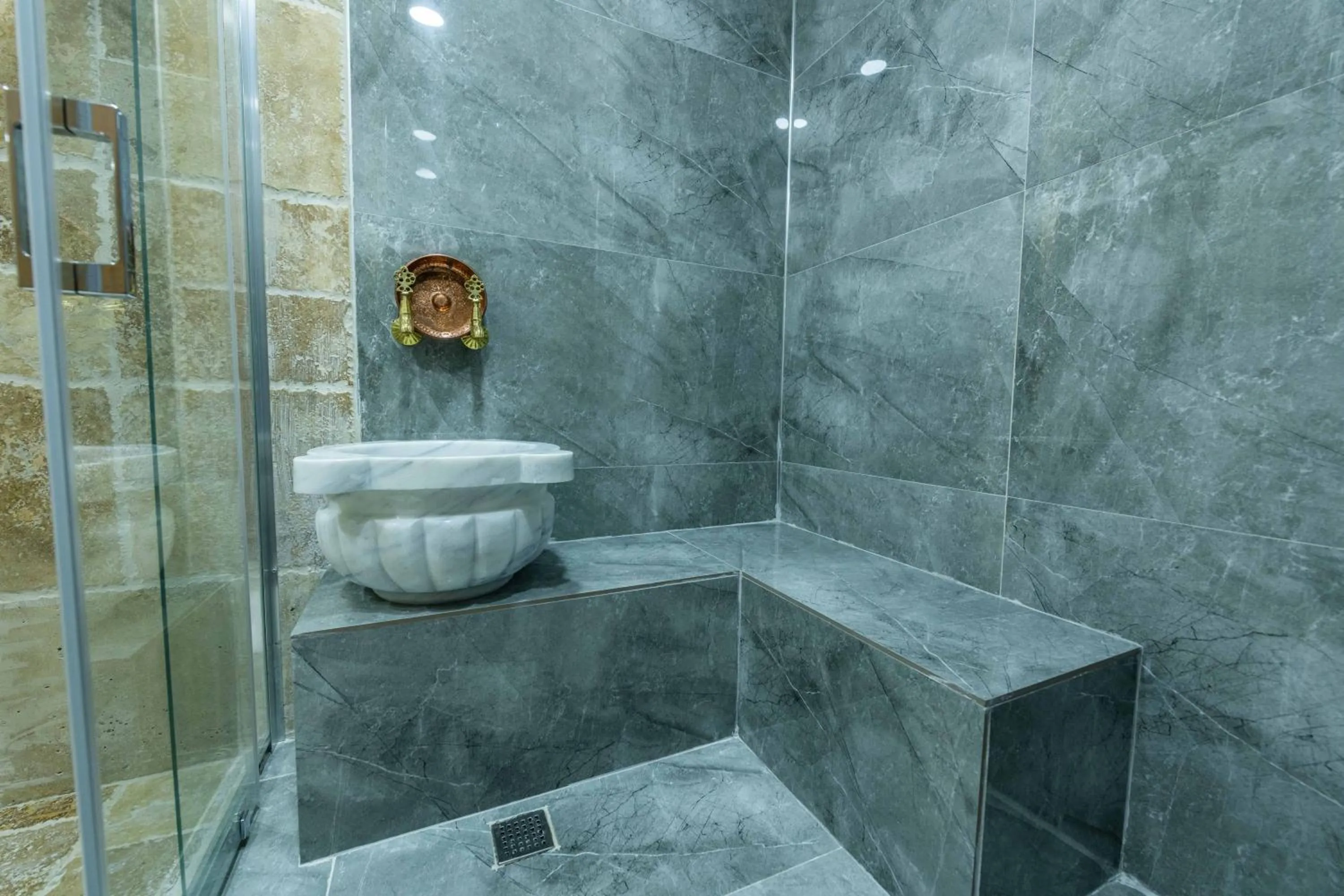 Bathroom in Ahiyan Hotel