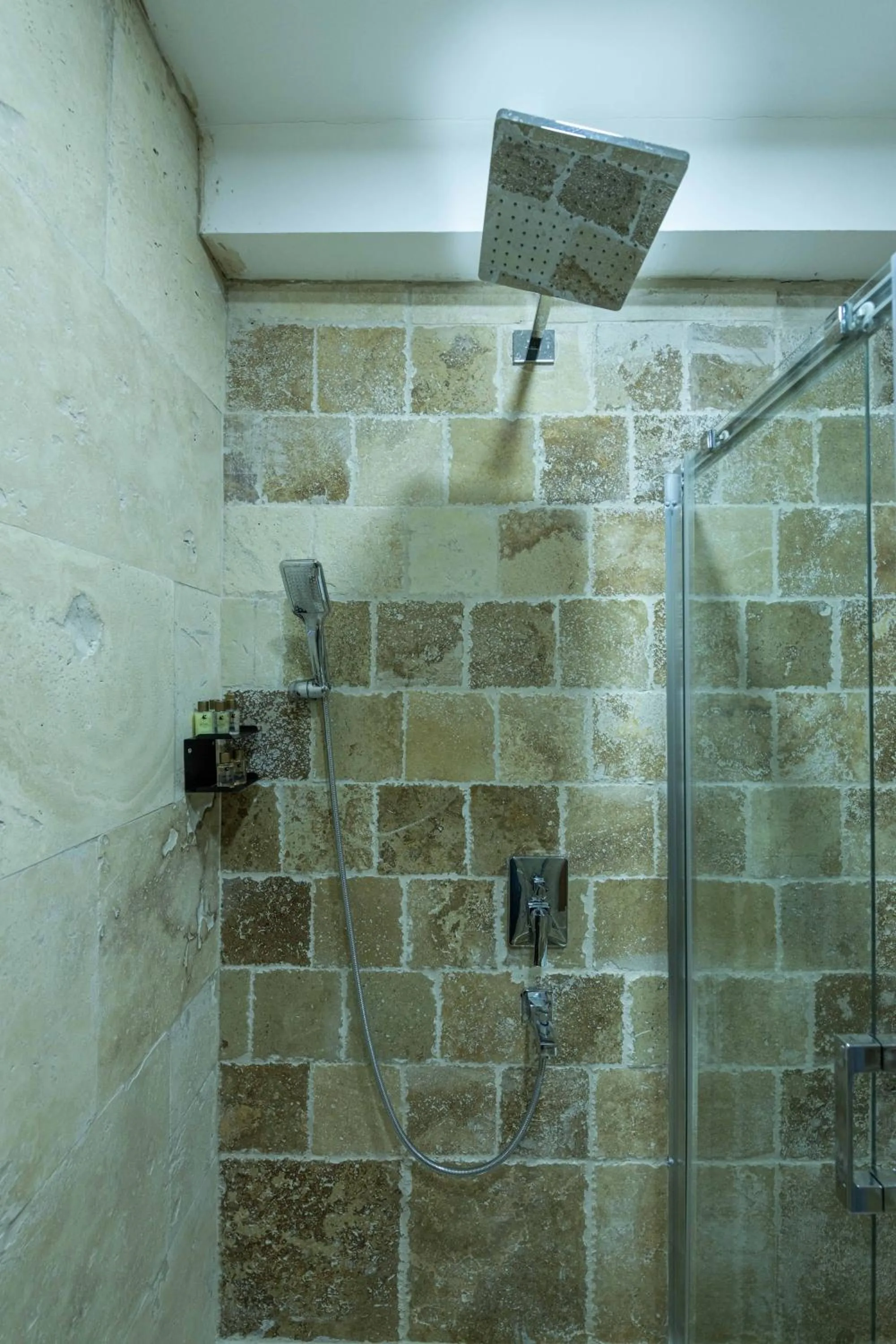 Shower in Ahiyan Hotel