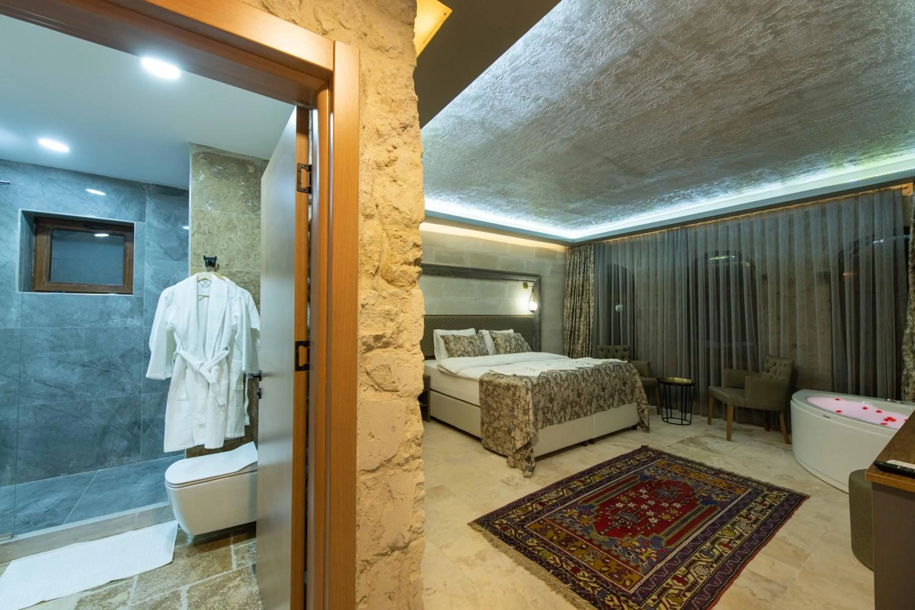 Bathroom, Bed in Ahiyan Hotel